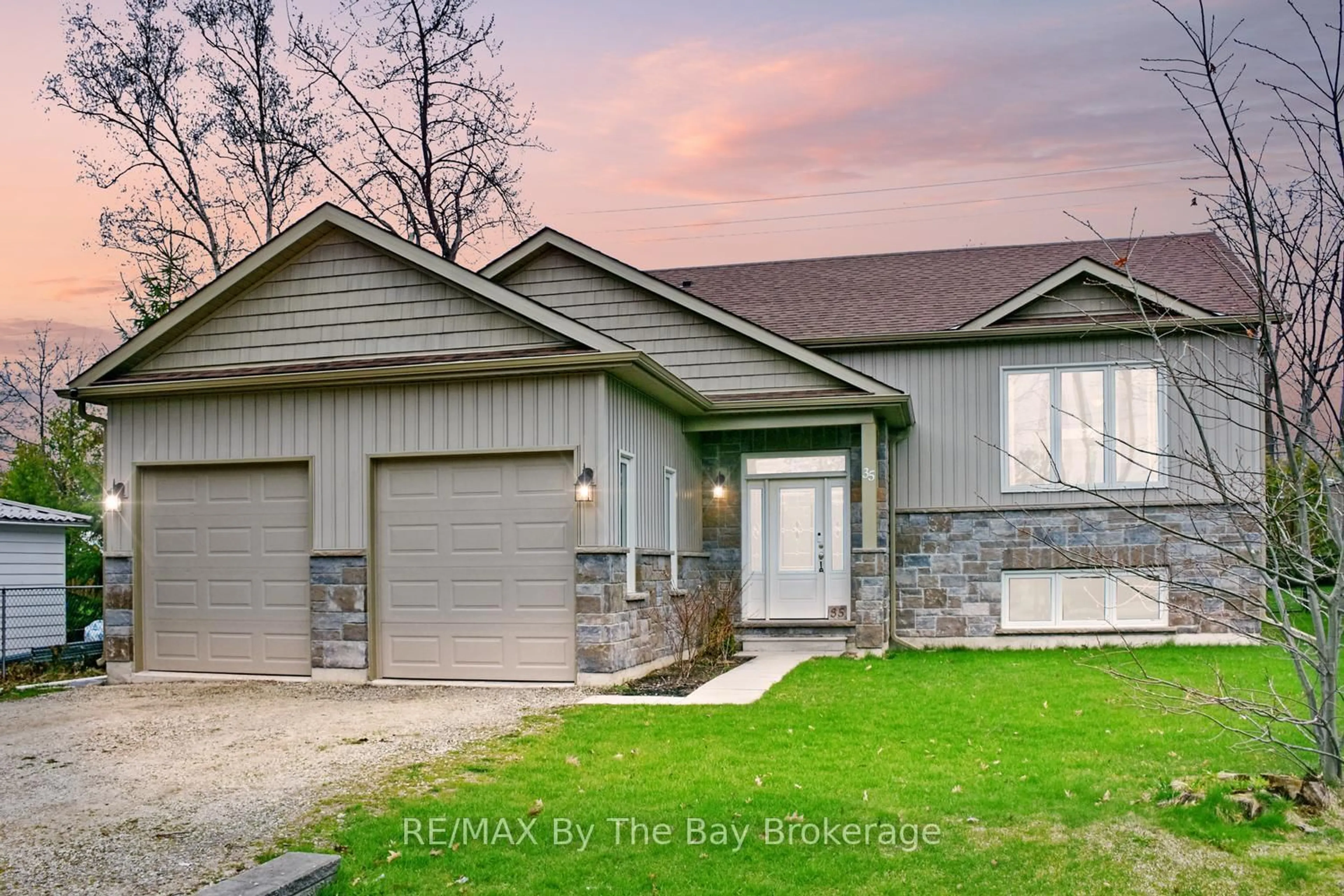 Home with brick exterior material, street for 35 EDGEWATER Rd, Wasaga Beach Ontario L9Z 2W5