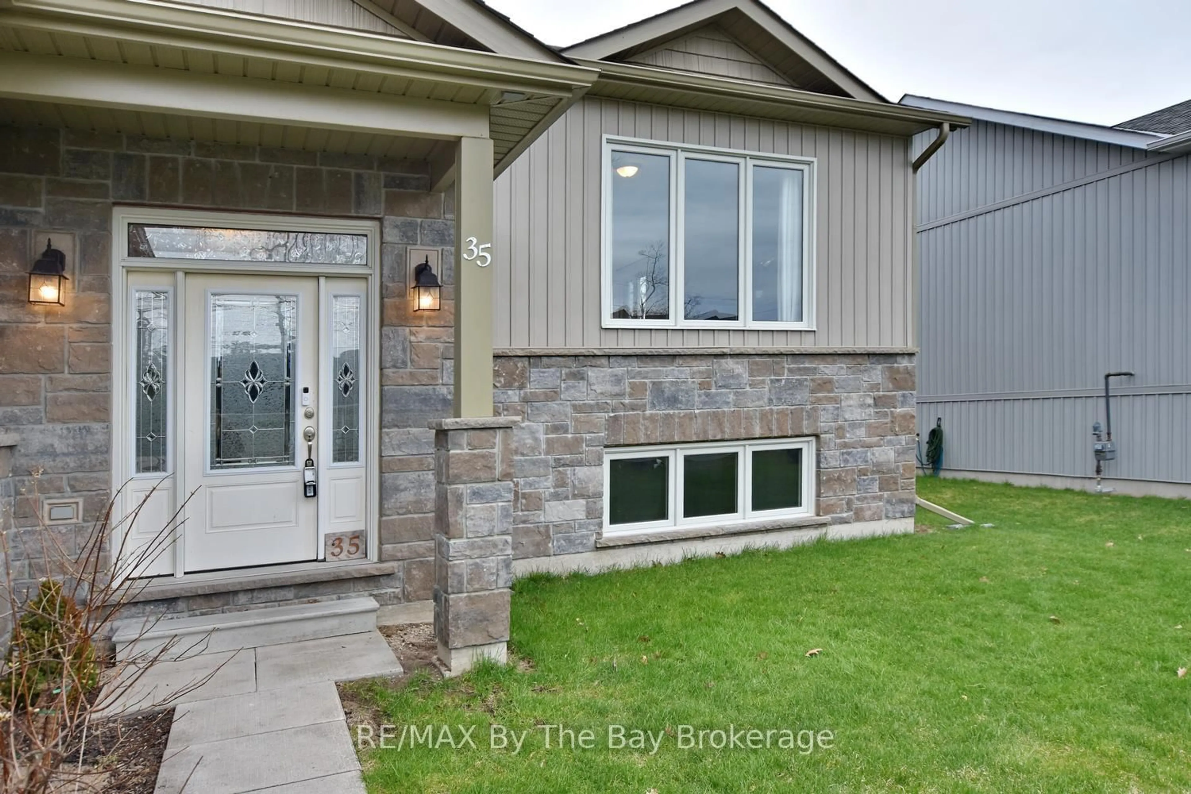 Home with brick exterior material, street for 35 EDGEWATER Rd, Wasaga Beach Ontario L9Z 2W5