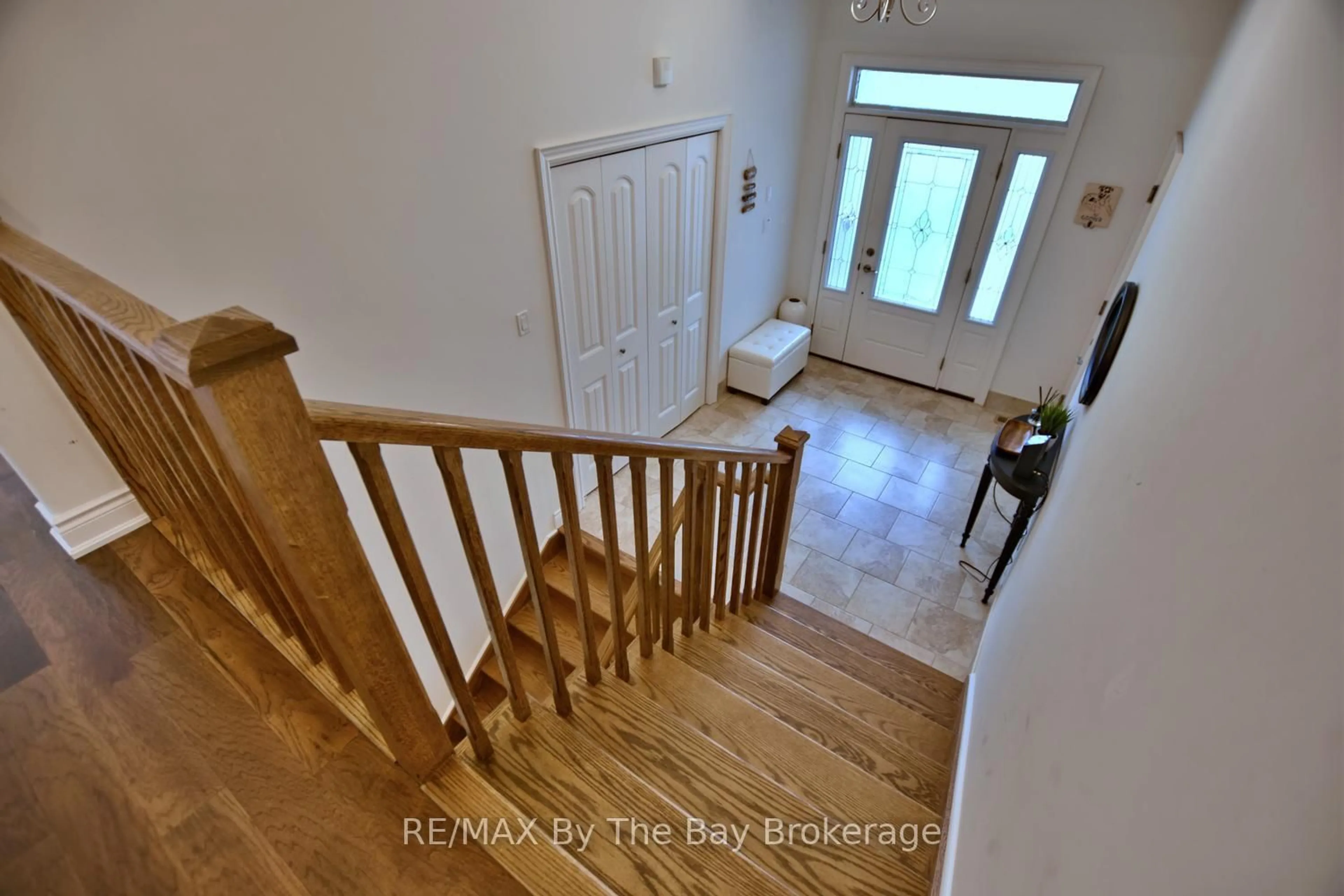Indoor entryway for 35 EDGEWATER Rd, Wasaga Beach Ontario L9Z 2W5