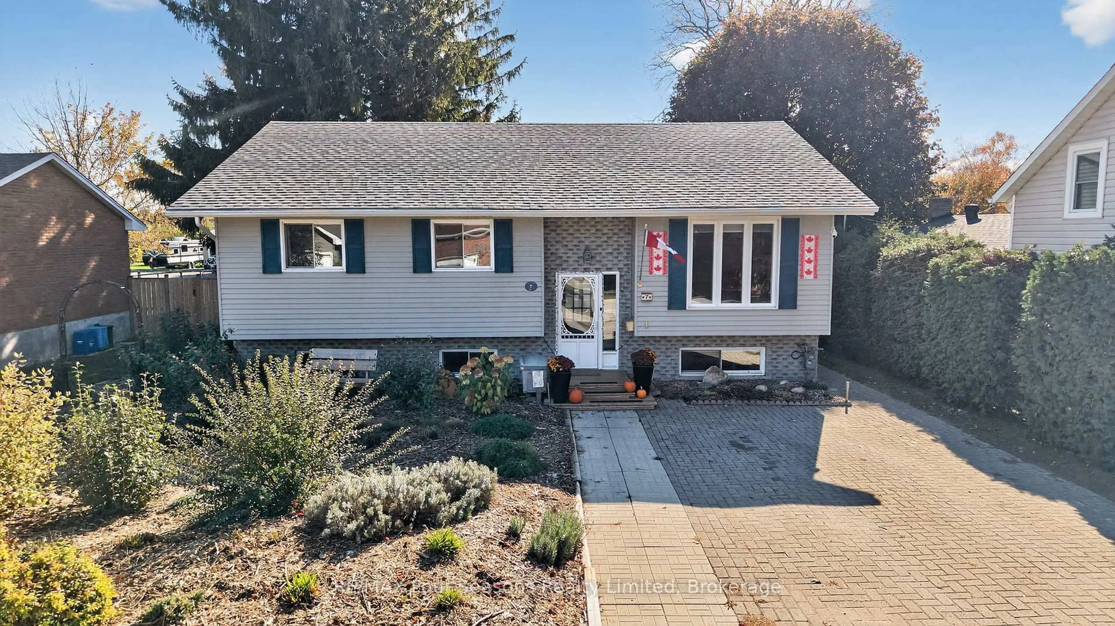 Home with vinyl exterior material, street for 7 Batteaux Rd, Clearview Ontario L0M 1P0