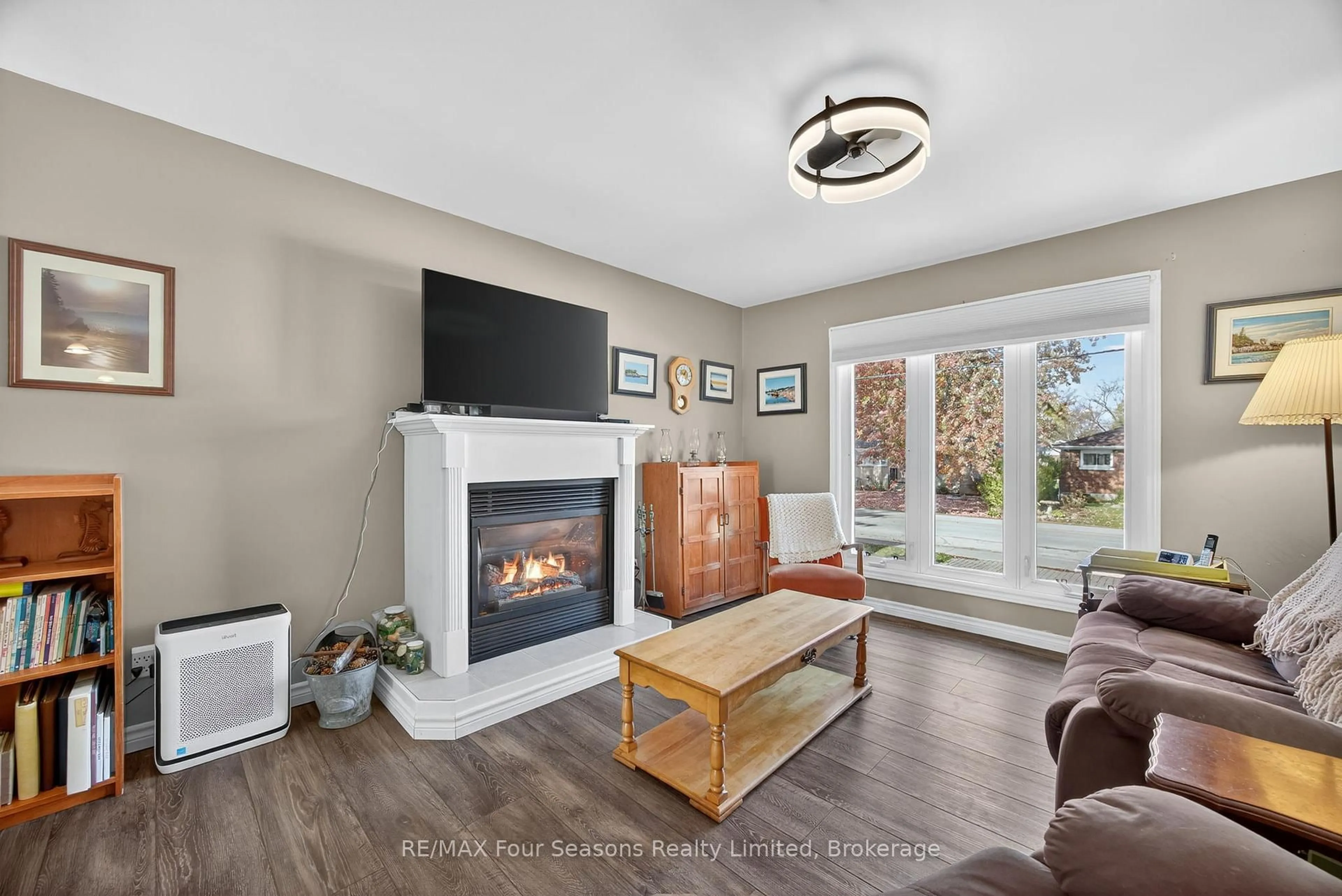 Living room with furniture, unknown for 7 Batteaux Rd, Clearview Ontario L0M 1P0