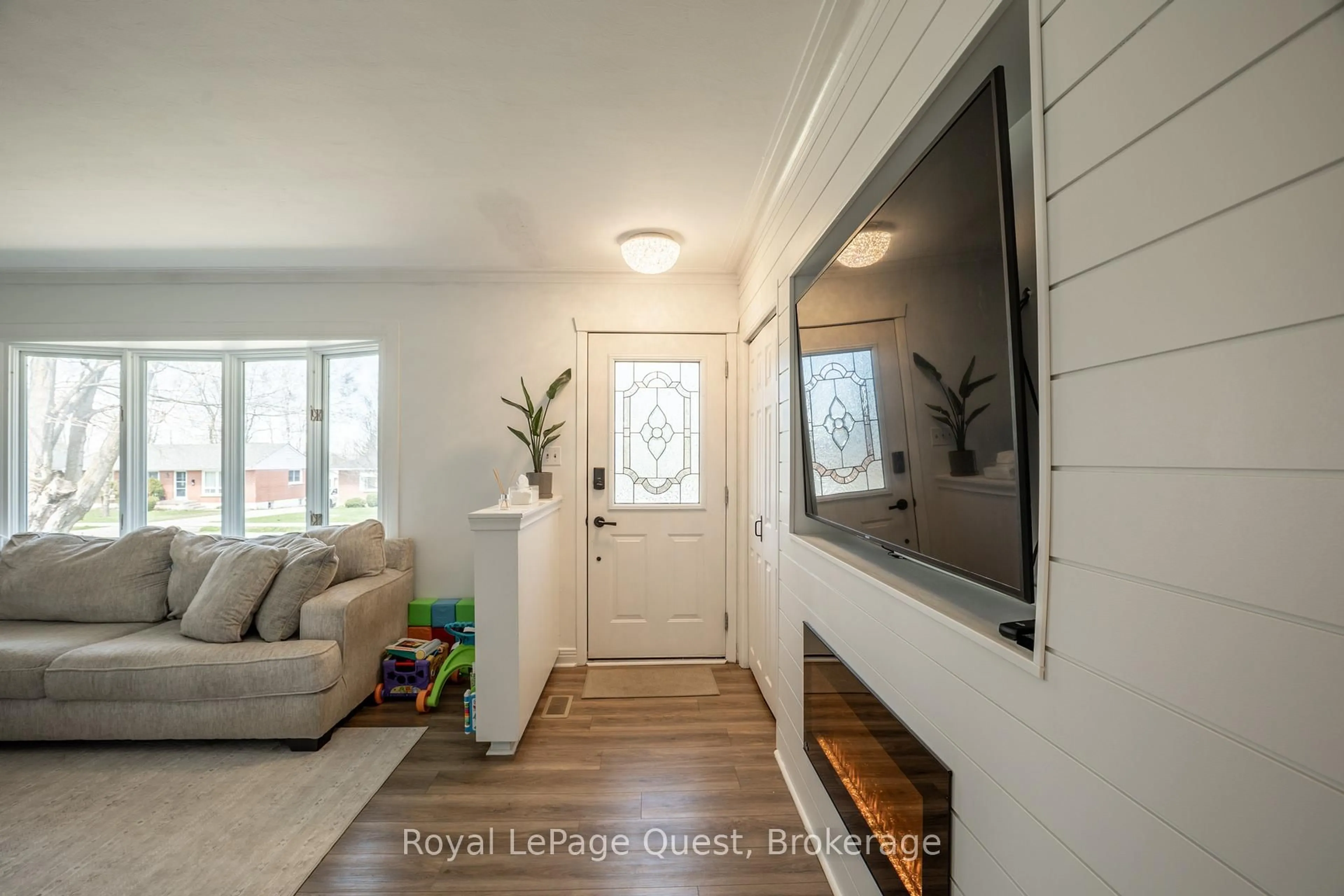 Indoor entryway for 113 North St, Orillia Ontario L3V 3S7