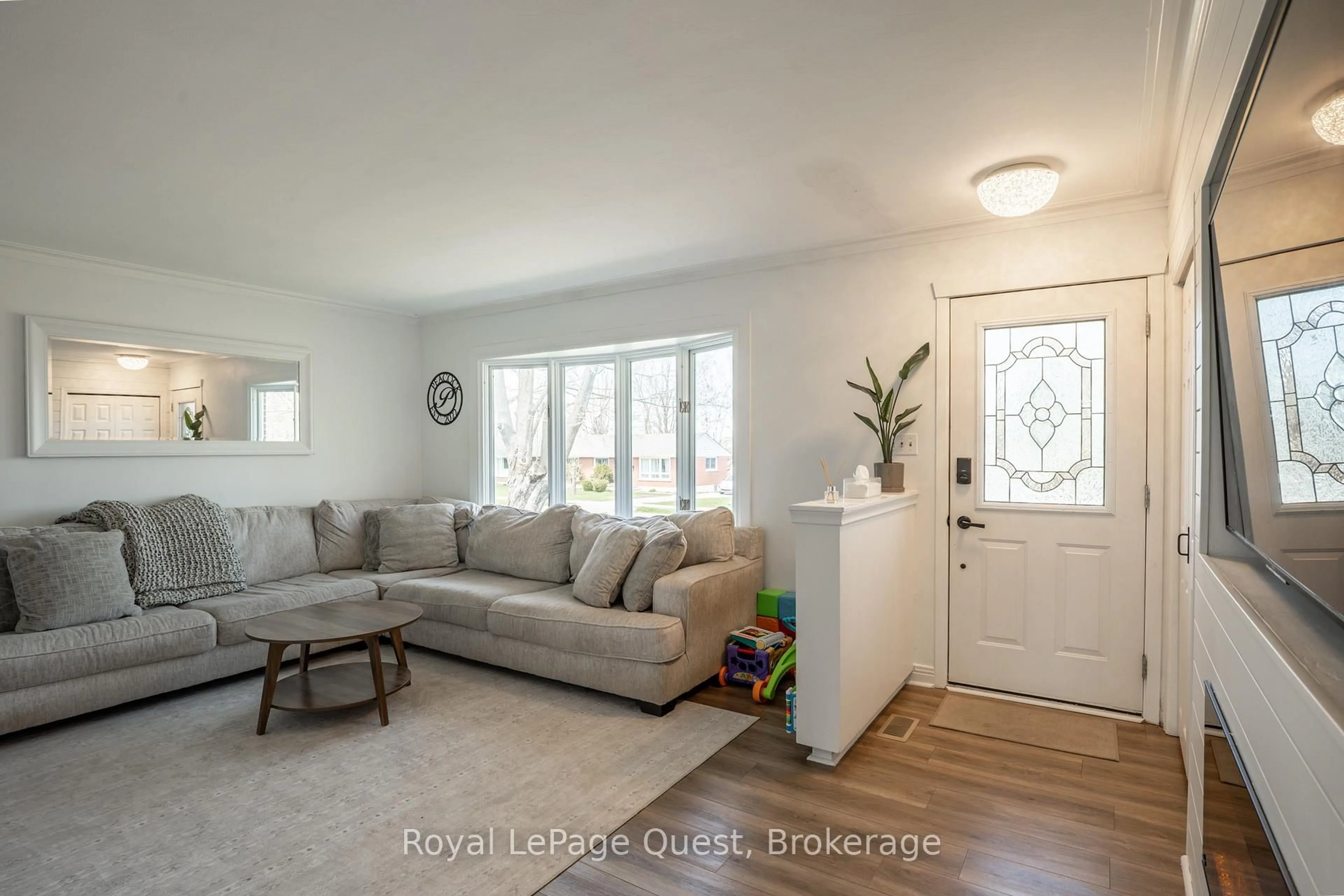 Living room with furniture, unknown for 113 North St, Orillia Ontario L3V 3S7