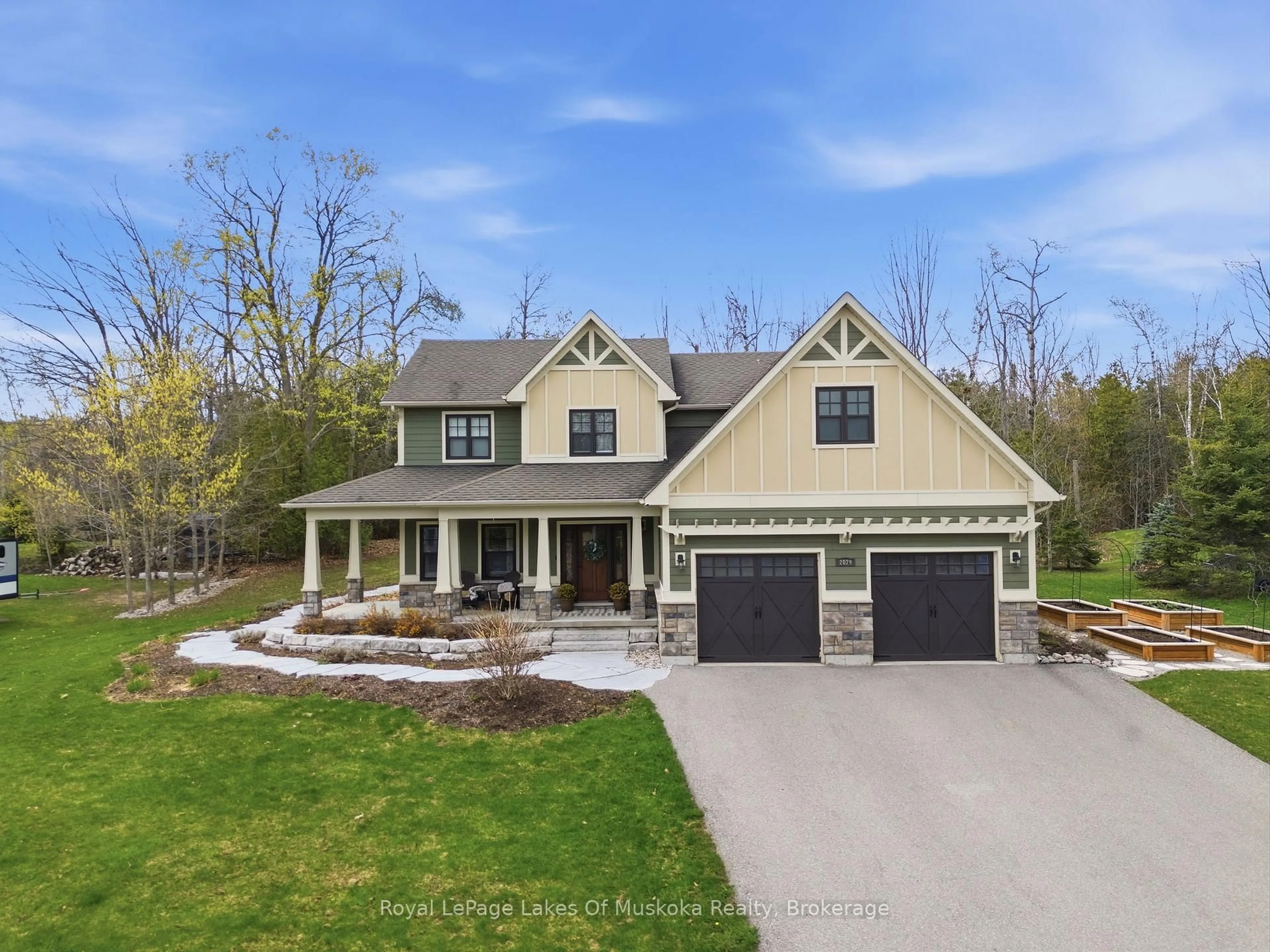 A pic from outside/outdoor area/front of a property/back of a property/a pic from drone, street for 2029 Elana Dr, Severn Ontario L3V 0C1