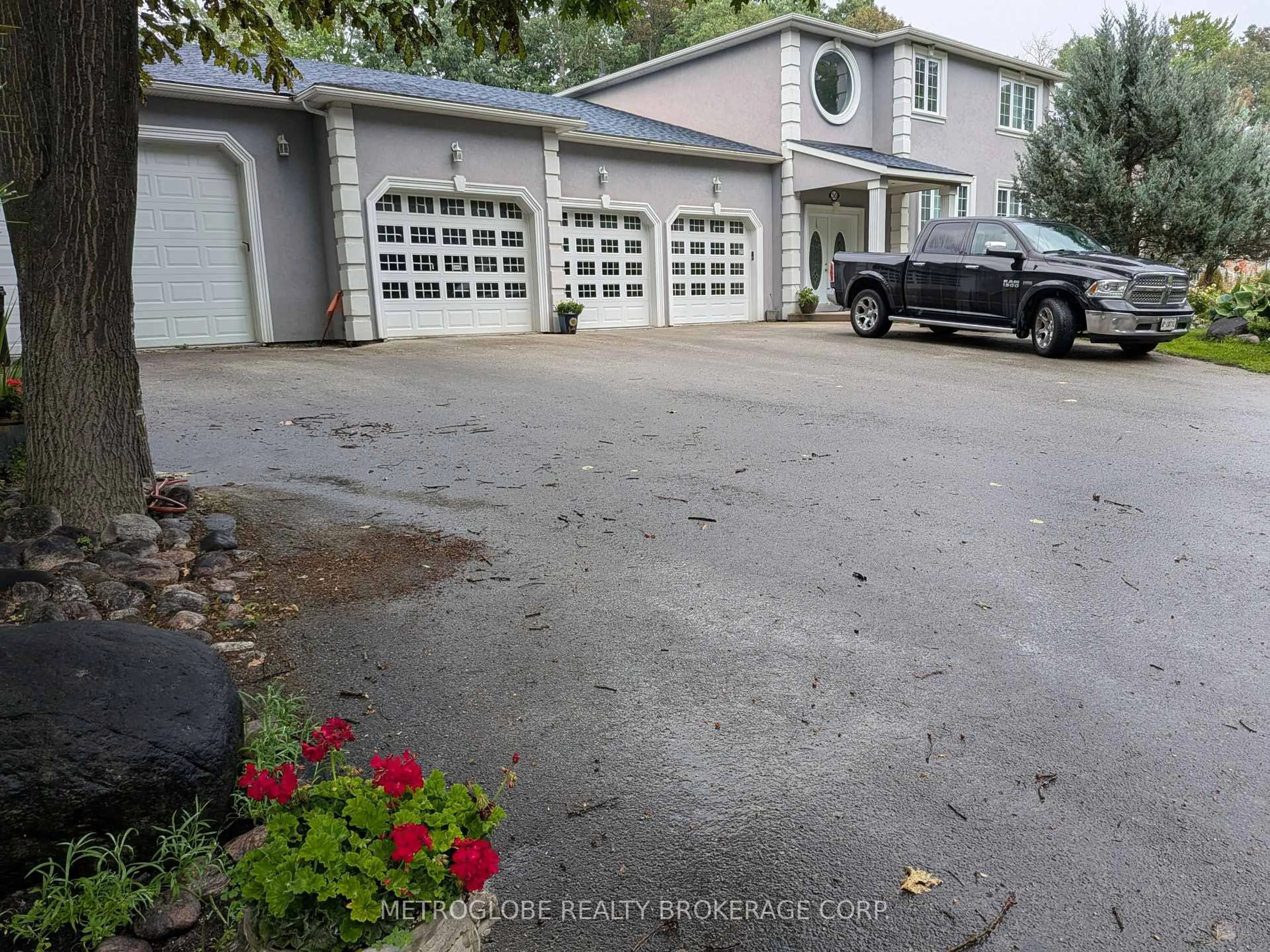 Indoor garage for 56 Idlewood Dr, Wasaga Beach Ontario L9Z 1R7