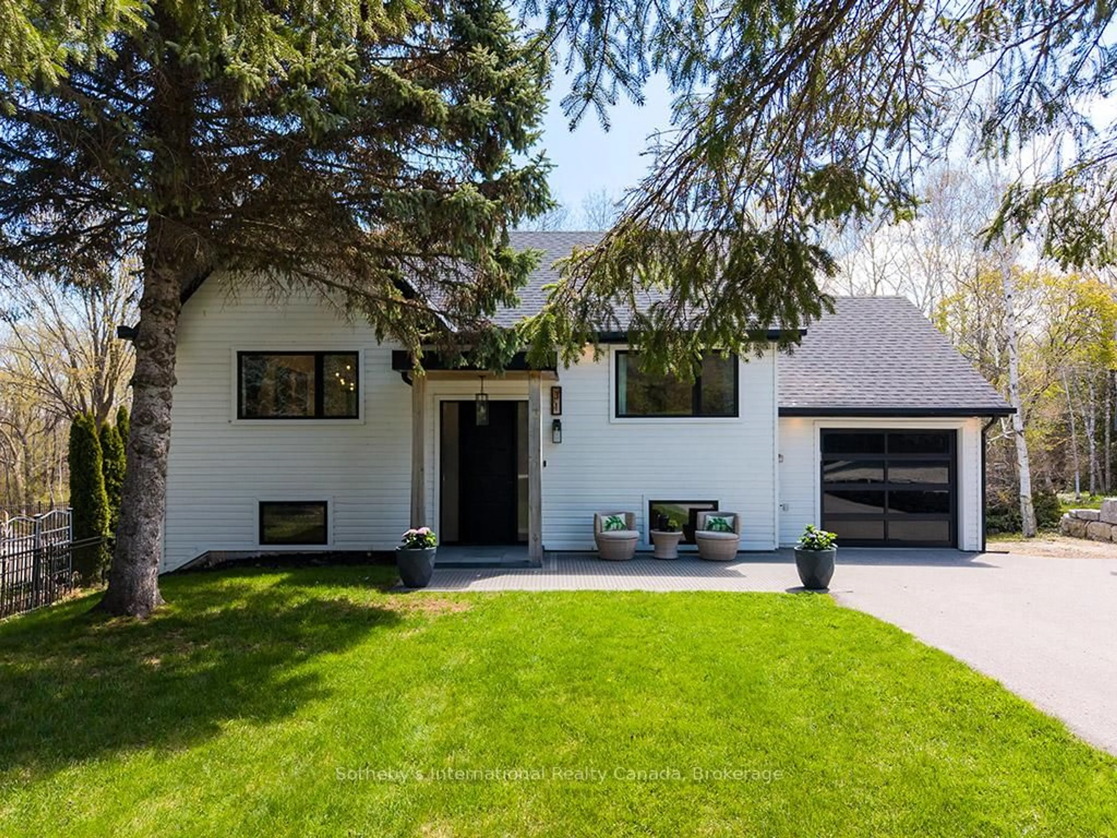 Home with vinyl exterior material, street for 31 Slalom Gate Rd, Collingwood Ontario L9Y 5A9