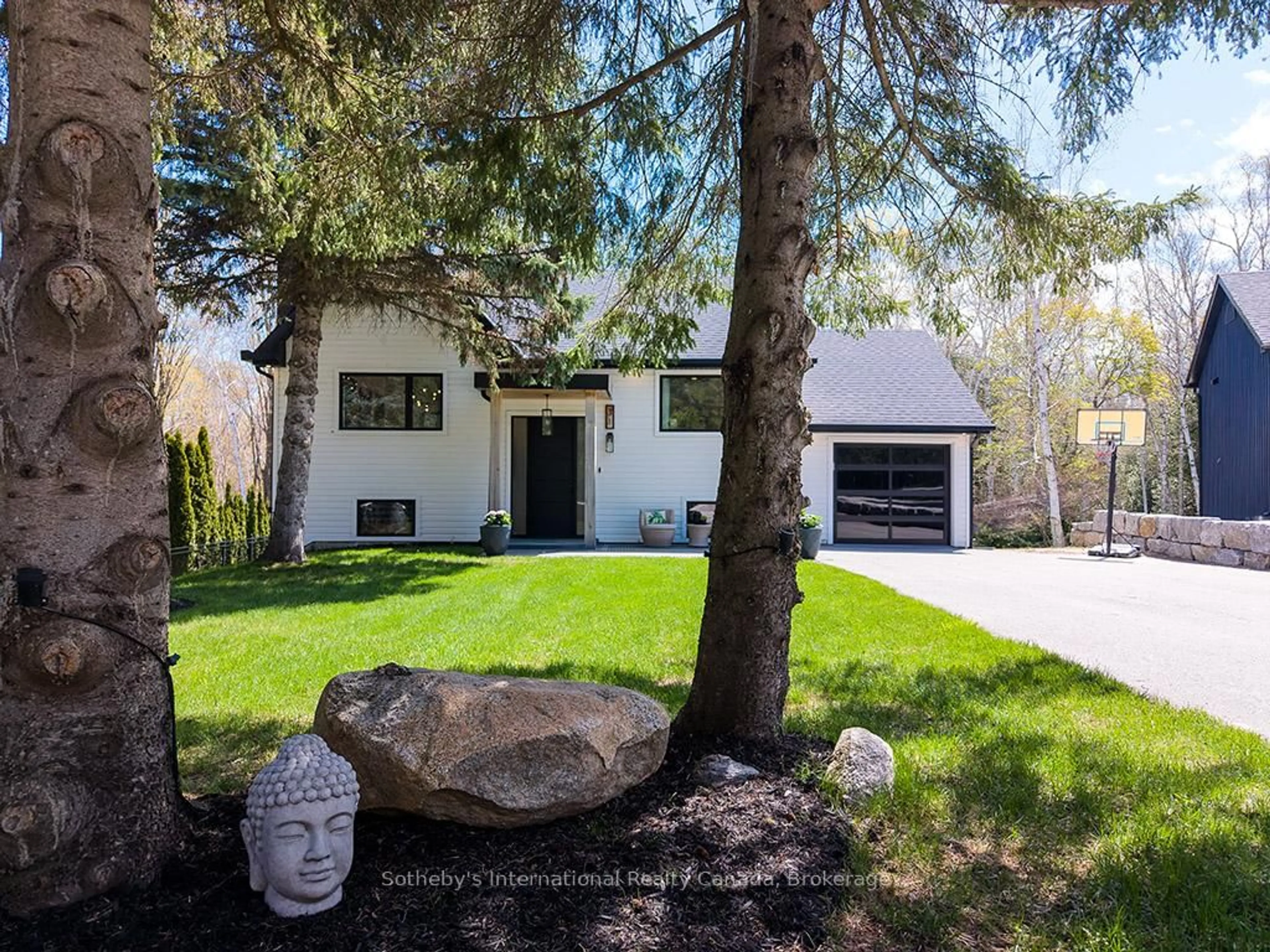 Home with vinyl exterior material, street for 31 Slalom Gate Rd, Collingwood Ontario L9Y 5A9