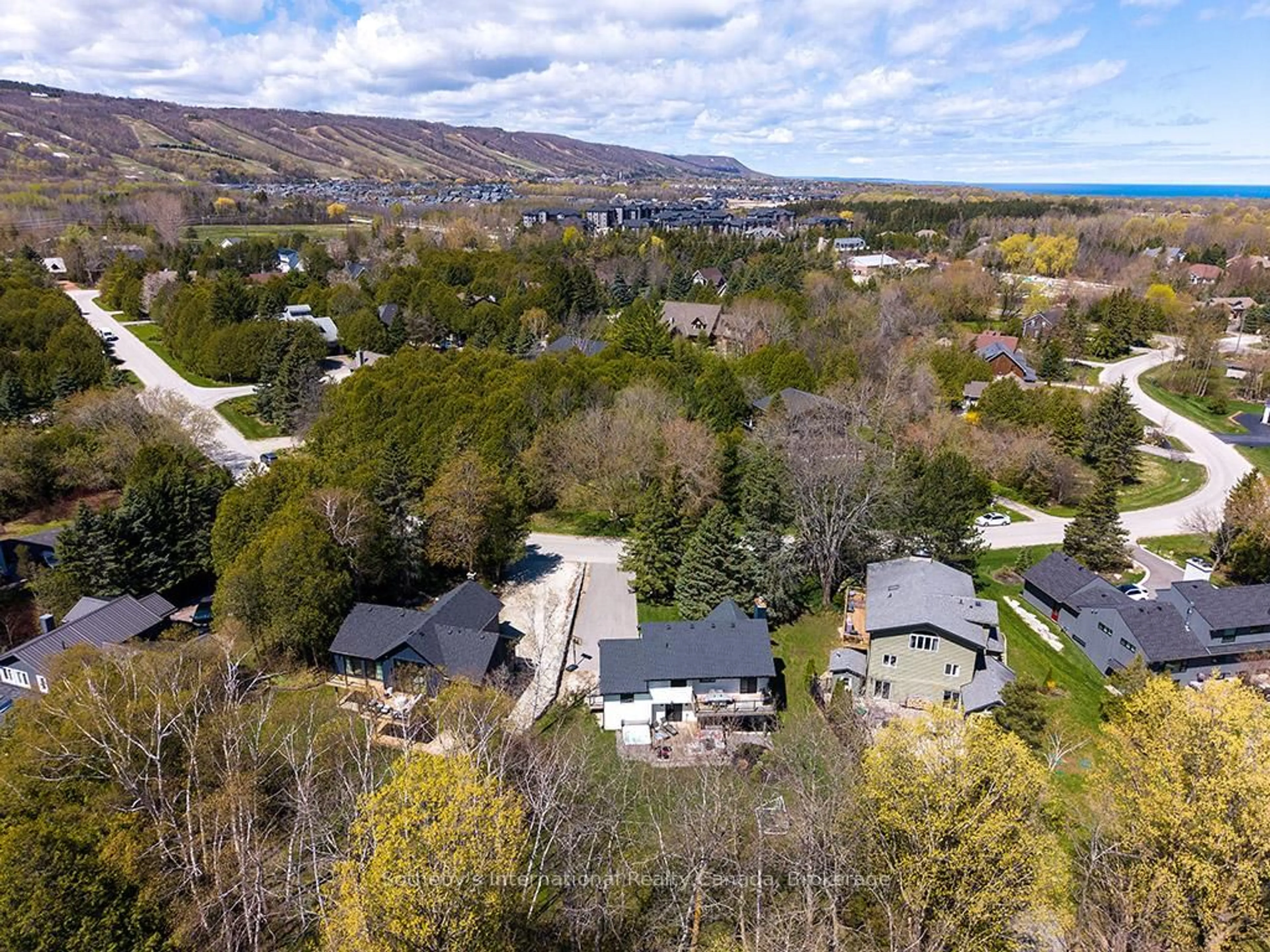 A pic from outside/outdoor area/front of a property/back of a property/a pic from drone, water/lake/river/ocean view for 31 Slalom Gate Rd, Collingwood Ontario L9Y 5A9