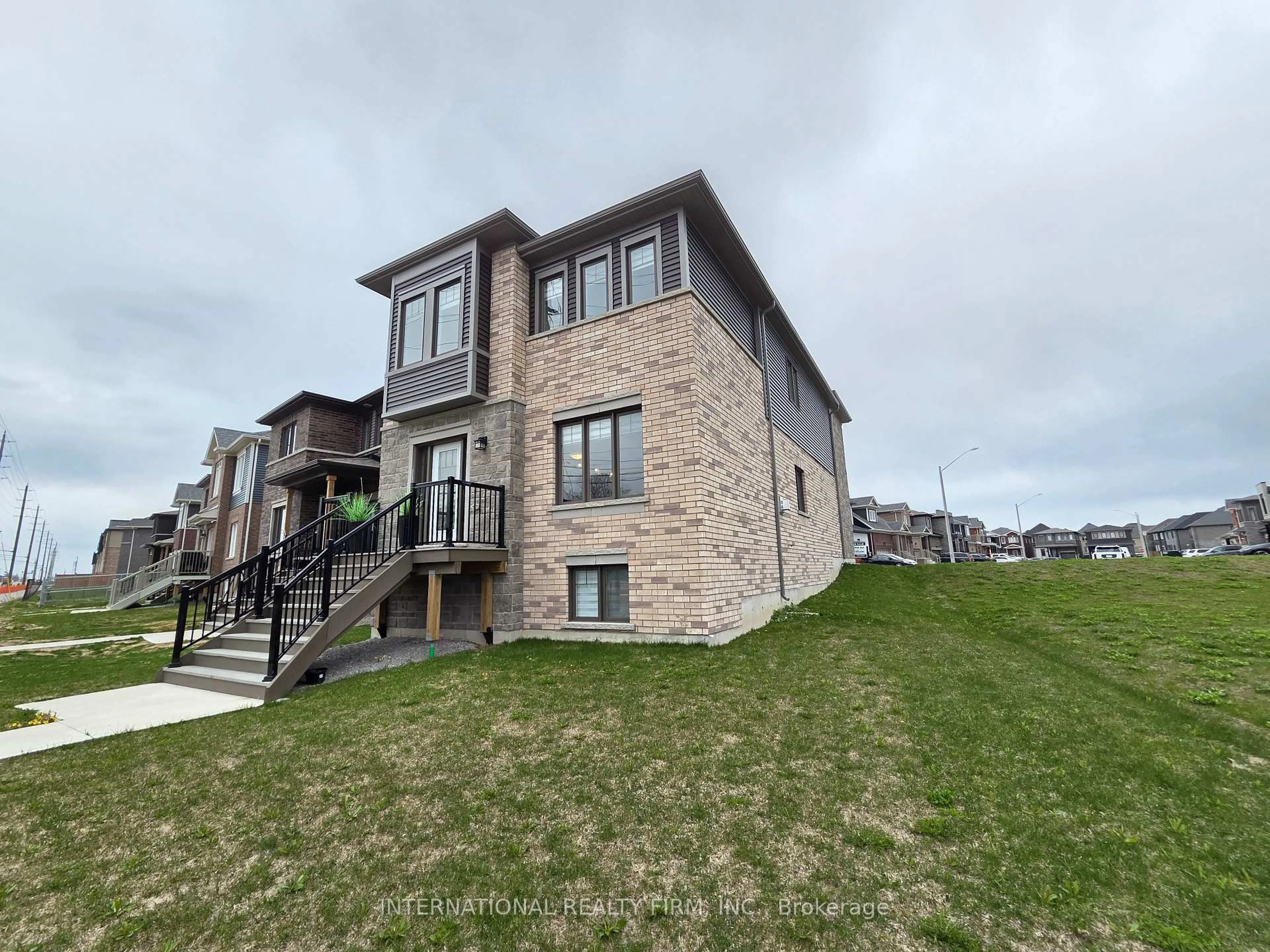 A pic from outside/outdoor area/front of a property/back of a property/a pic from drone, unknown for 23 Harvest Cres, Barrie Ontario L9J 0T3