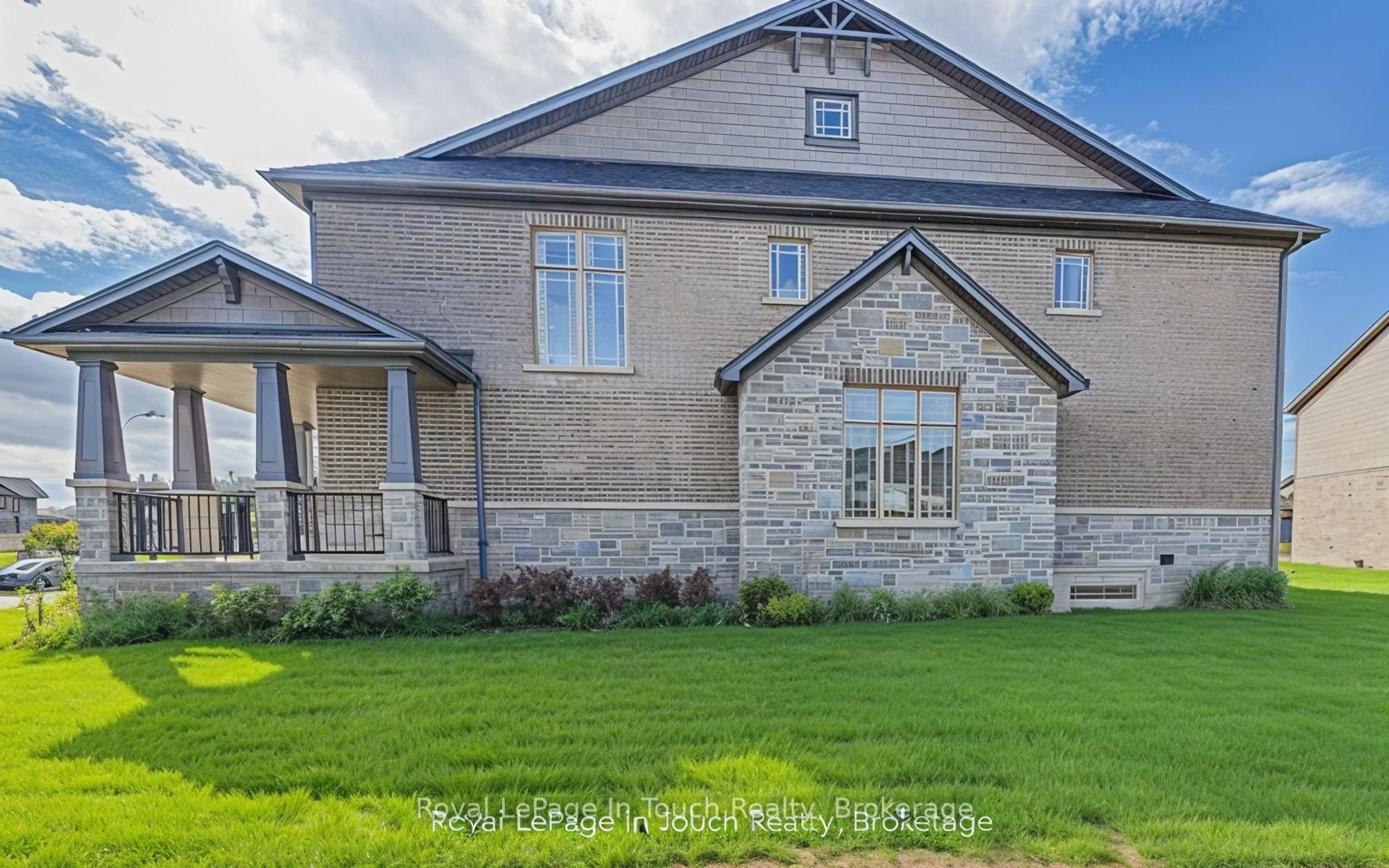 A pic from outside/outdoor area/front of a property/back of a property/a pic from drone, building for 2 Rowland St, Collingwood Ontario L9Y 5M4