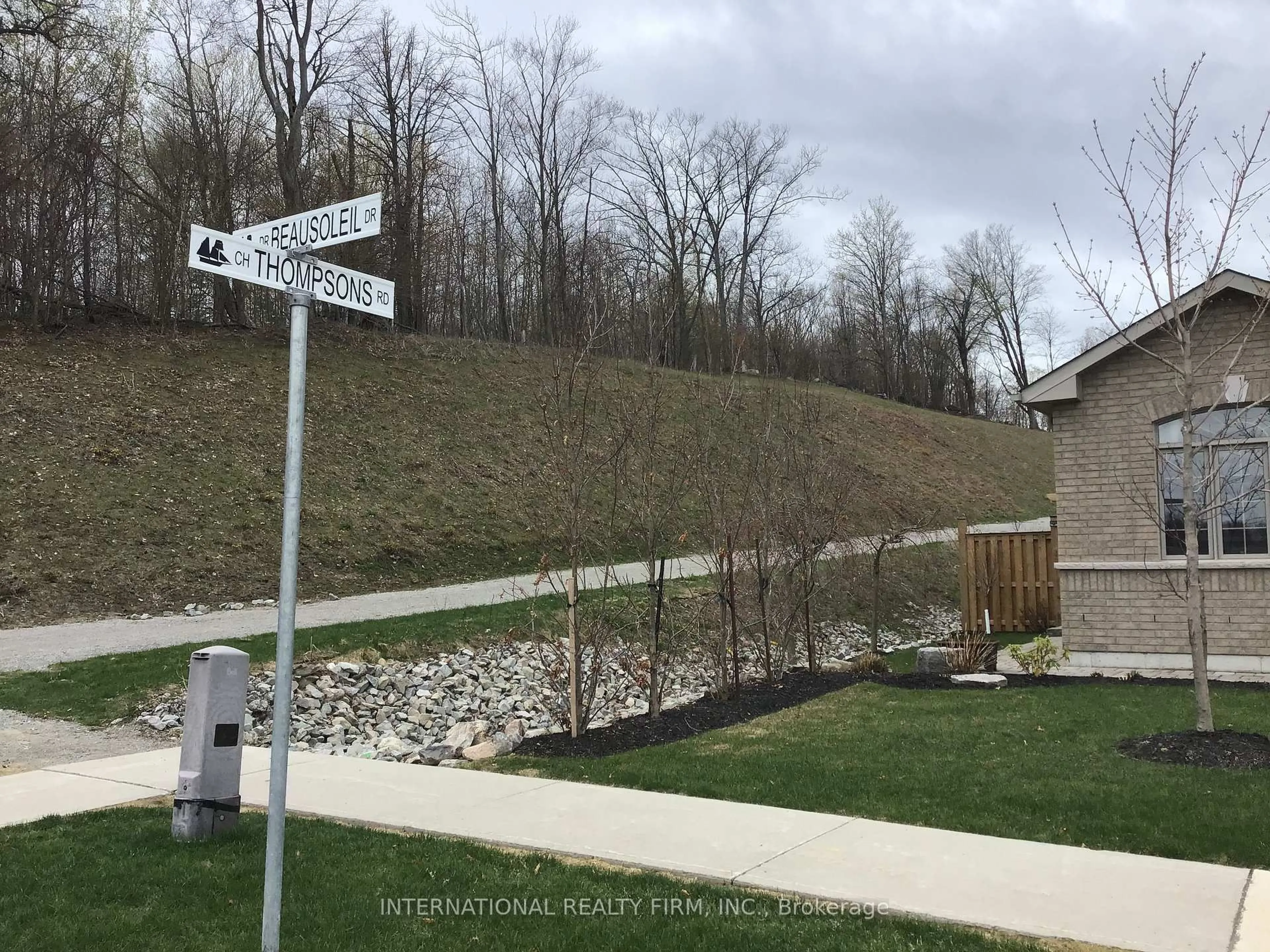 A pic from outside/outdoor area/front of a property/back of a property/a pic from drone, street for 49 Beausoleil Dr, Penetanguishene Ontario L9M 0V8