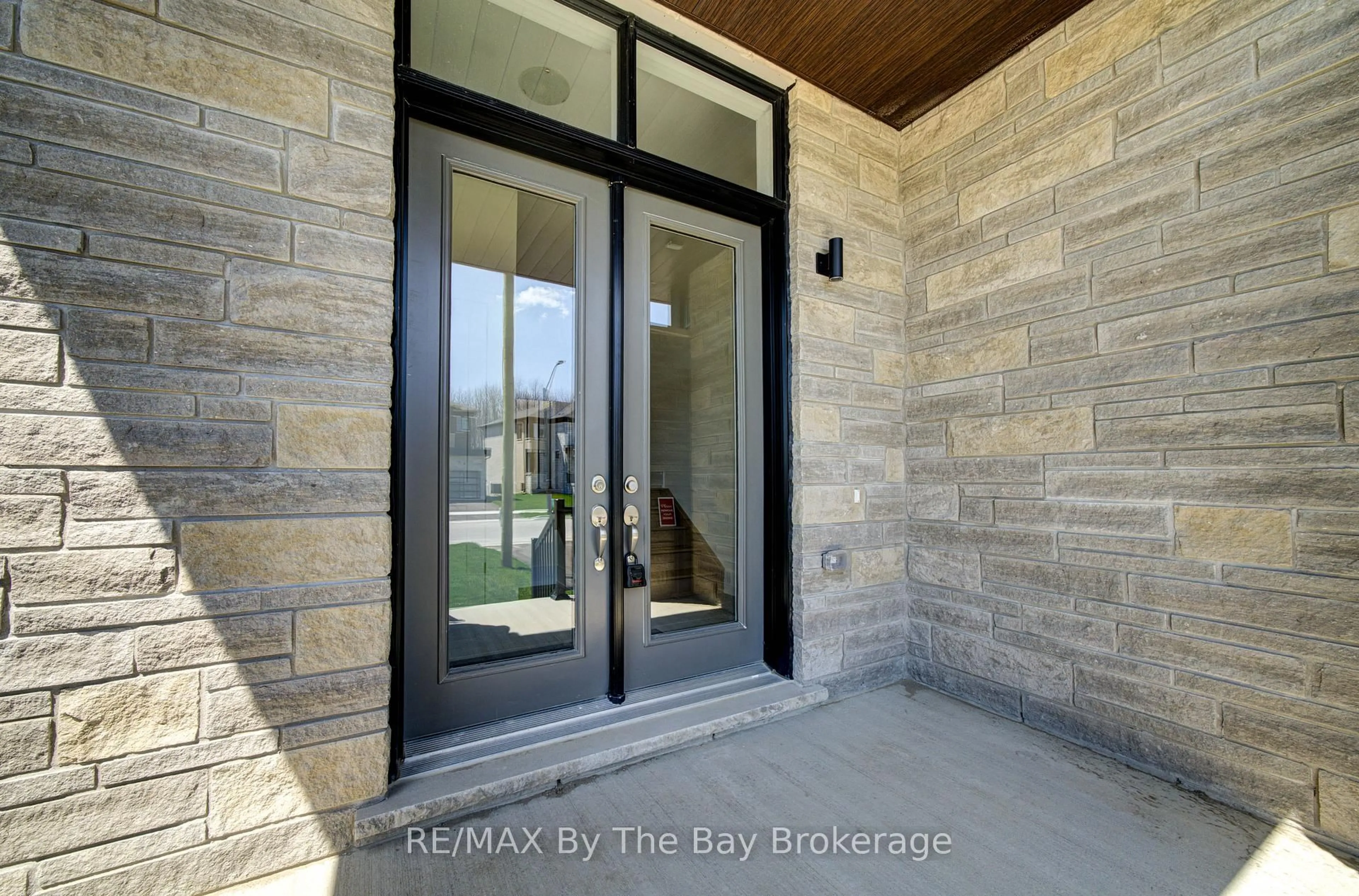 Indoor entryway for 63 Rosanne Circ, Wasaga Beach Ontario L9Z 0M8