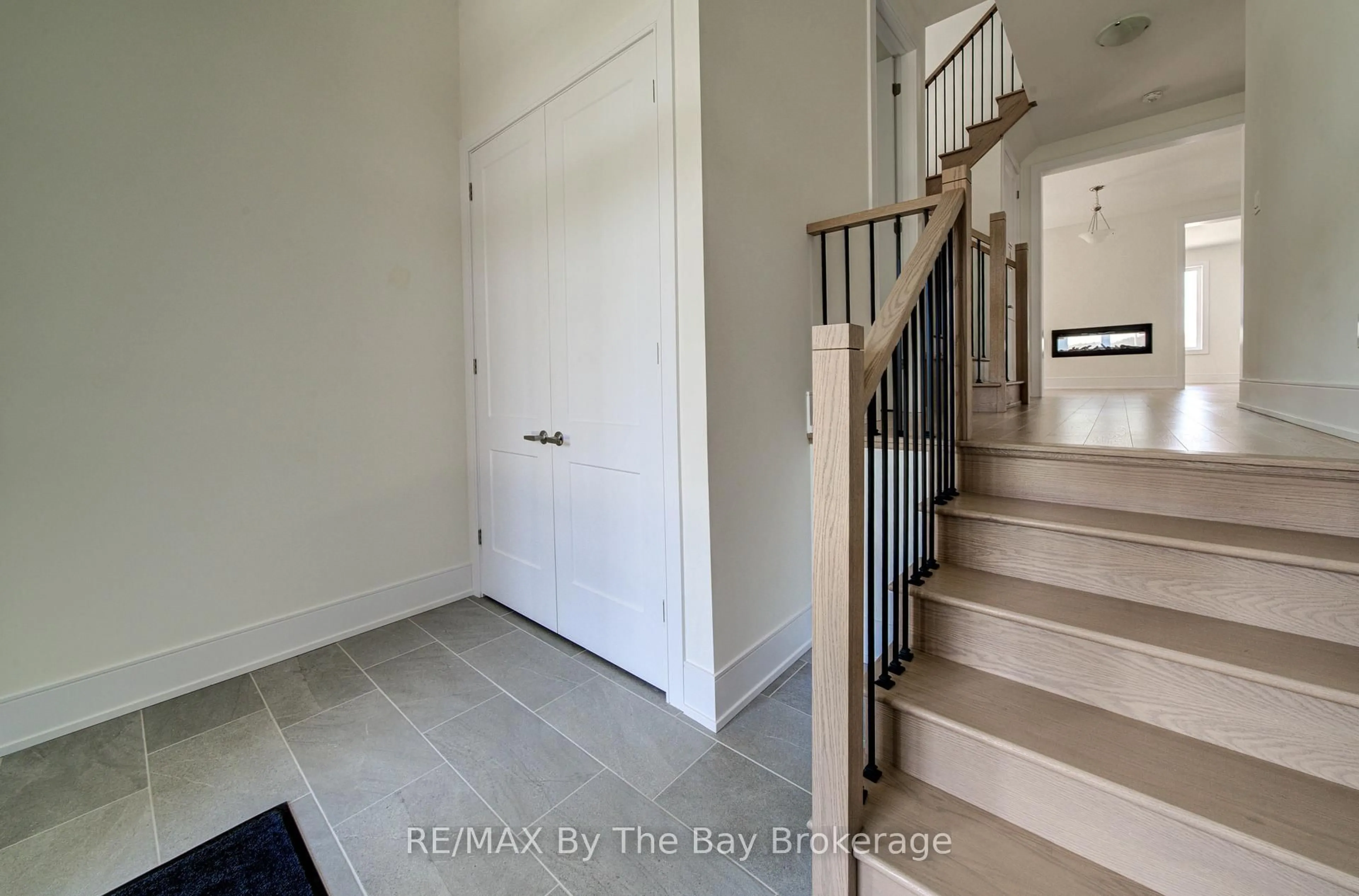 Indoor entryway for 63 Rosanne Circ, Wasaga Beach Ontario L9Z 0M8