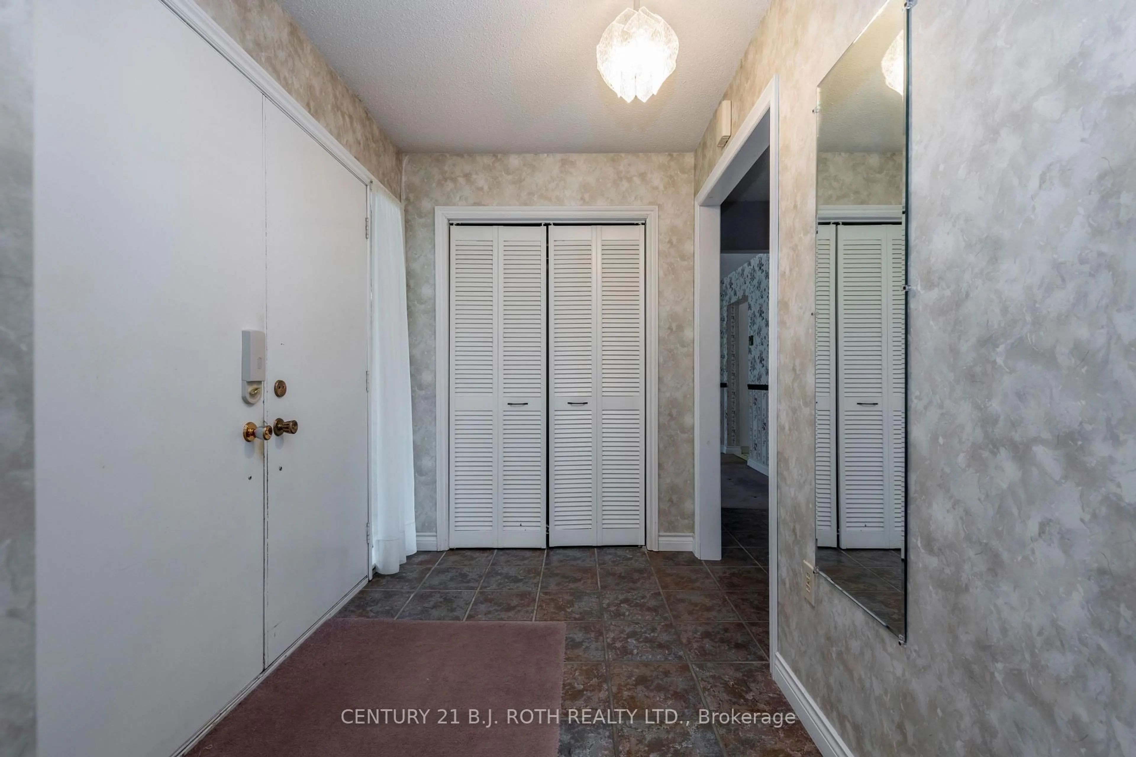 Indoor entryway for 1076 Birchcliffe Cres, Severn Ontario L3V 0W1