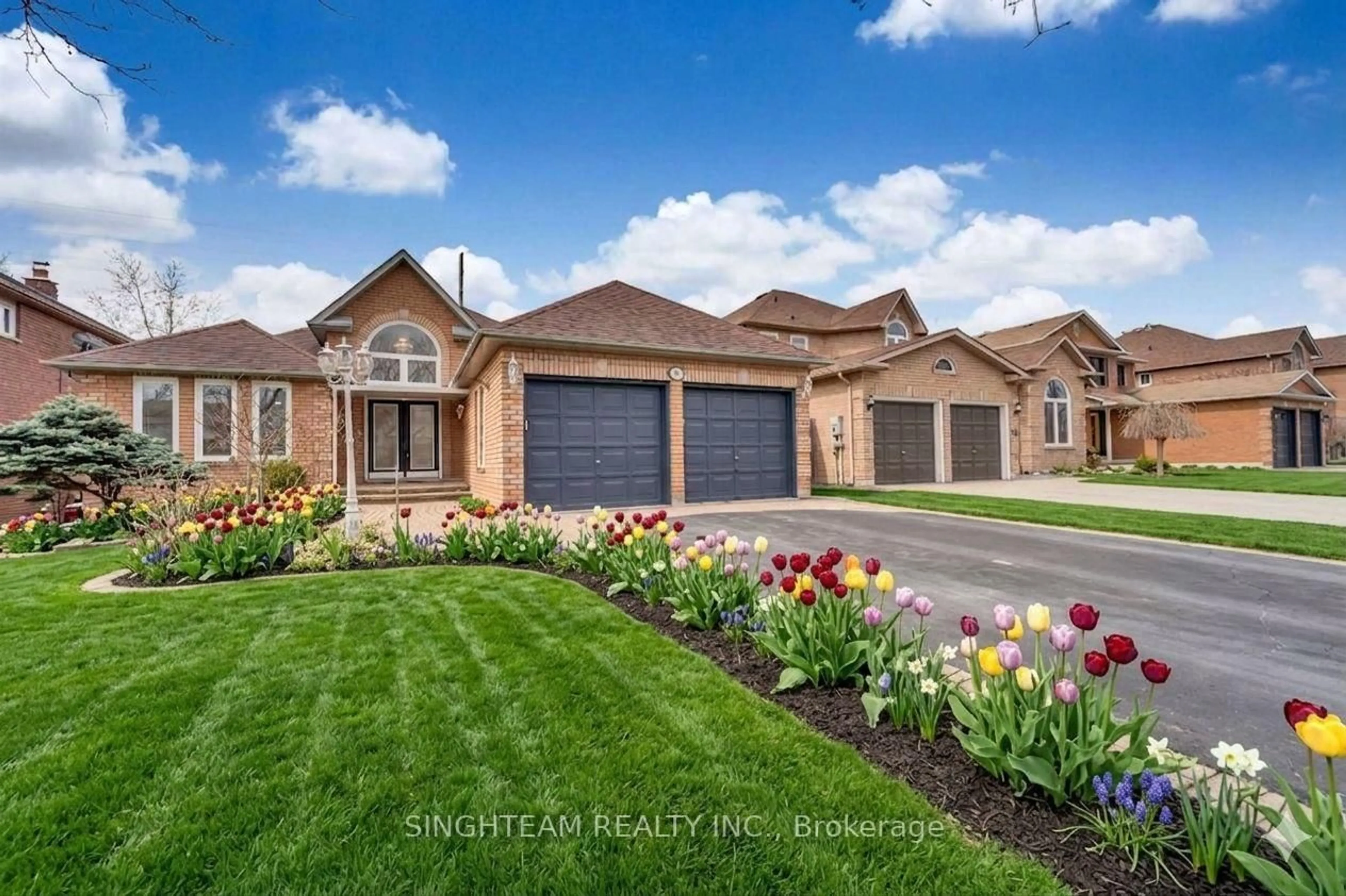 Home with brick exterior material, street for 85 Cityview Circ, Barrie Ontario L4N 7V1