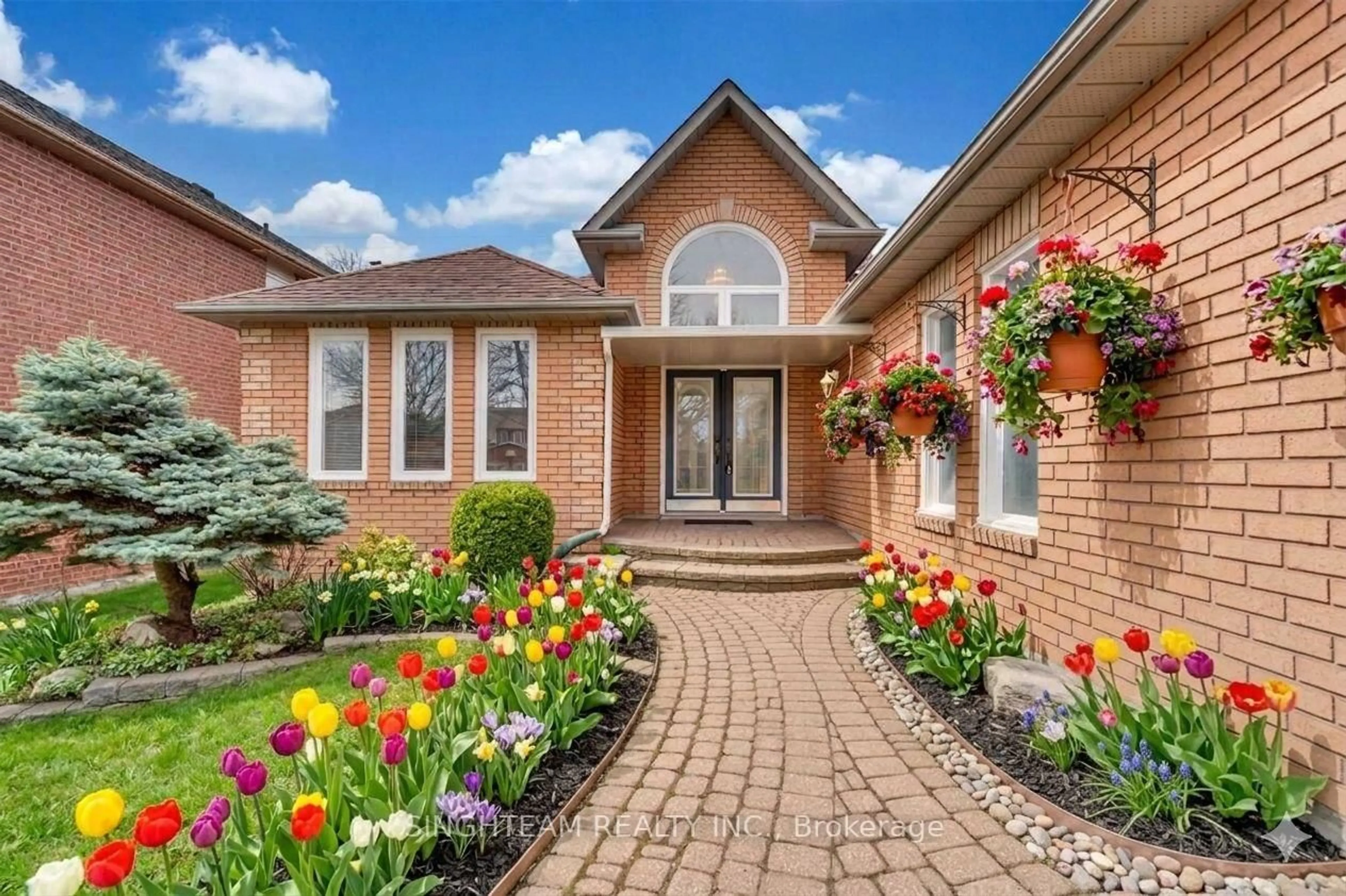 Home with brick exterior material, street for 85 Cityview Circ, Barrie Ontario L4N 7V1