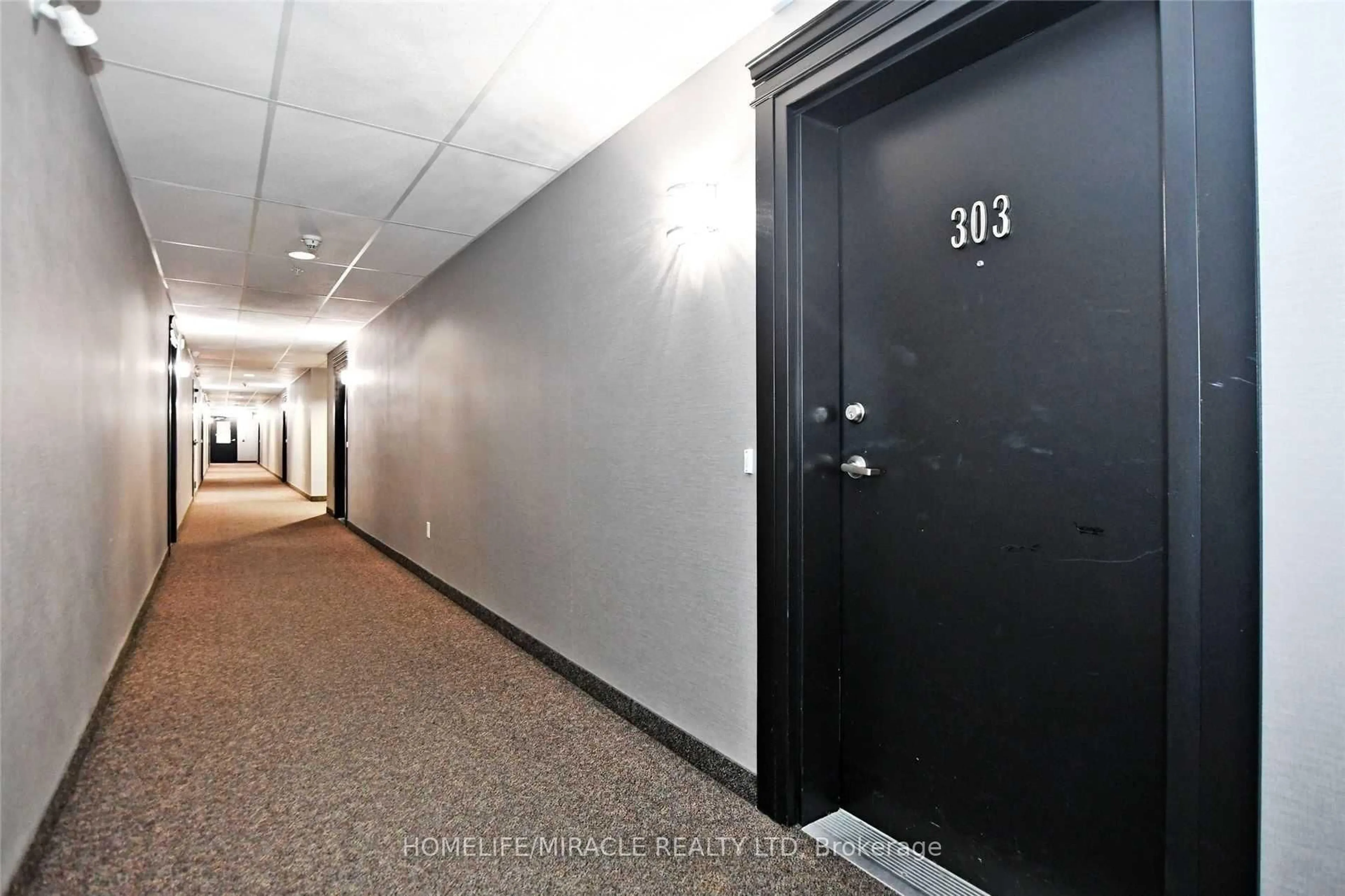 Indoor foyer for 39 Ferndale Dr #303, Barrie Ontario L4N 5W9