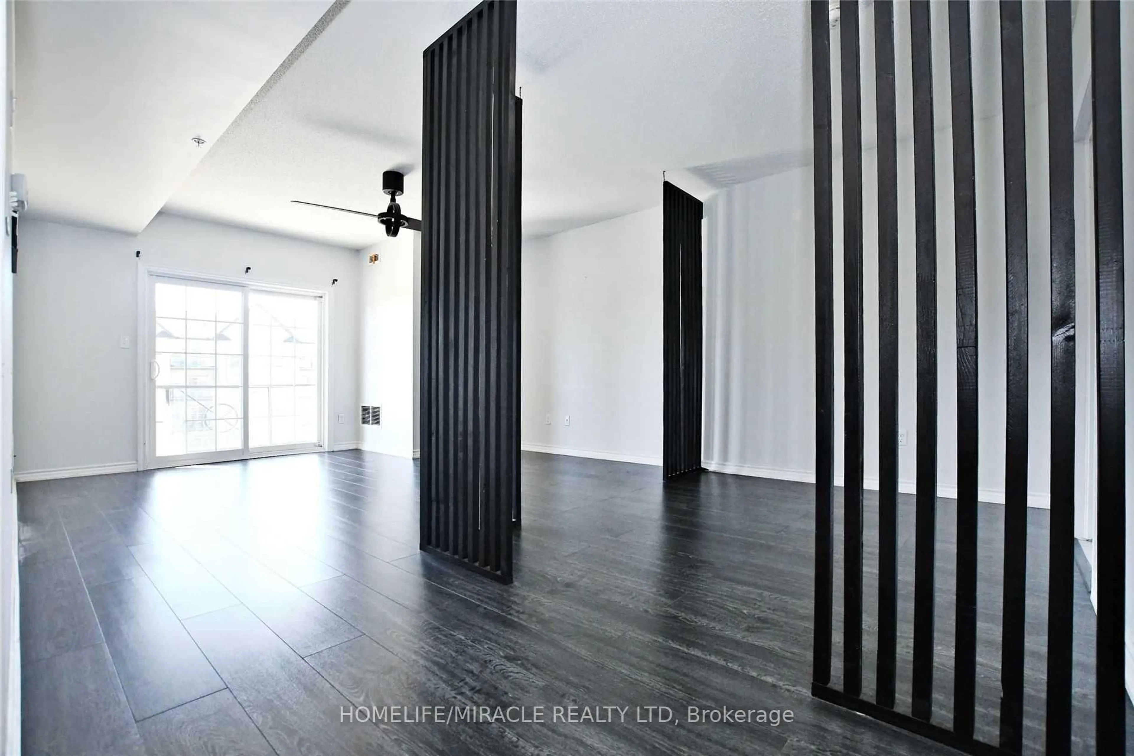 Indoor foyer for 39 Ferndale Dr #303, Barrie Ontario L4N 5W9