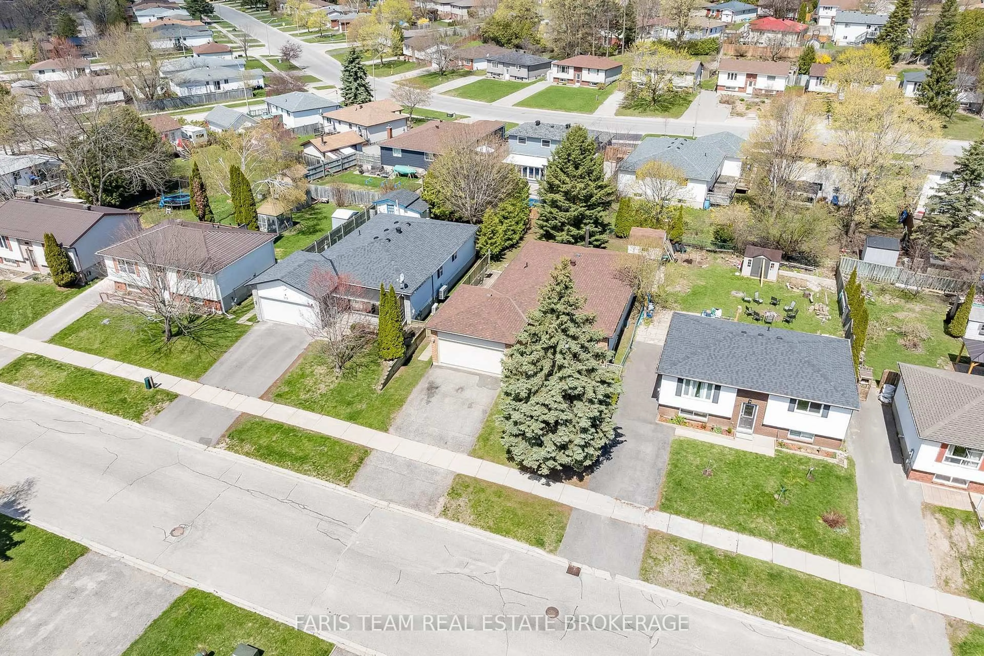 A pic from outside/outdoor area/front of a property/back of a property/a pic from drone, street for 308 Christine Dr, Midland Ontario L4R 5A4