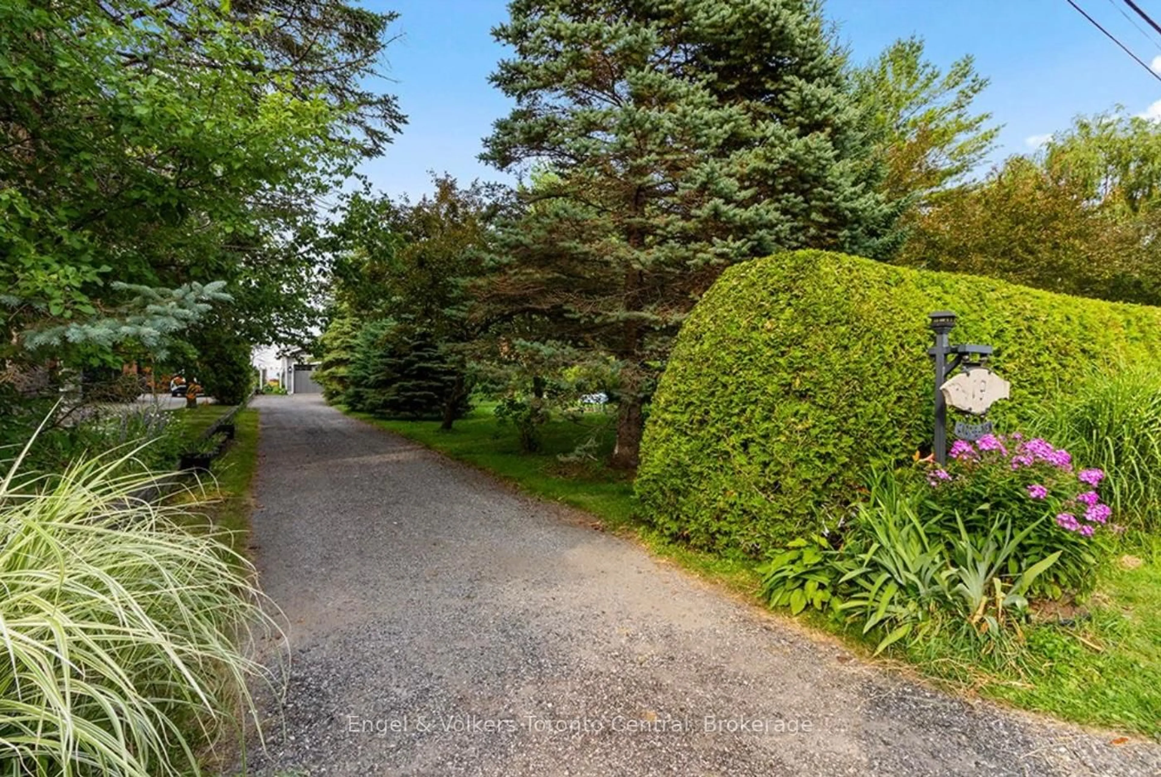 Patio, street for 19 Georgian Manor Dr, Collingwood Ontario L9Y 3Z1