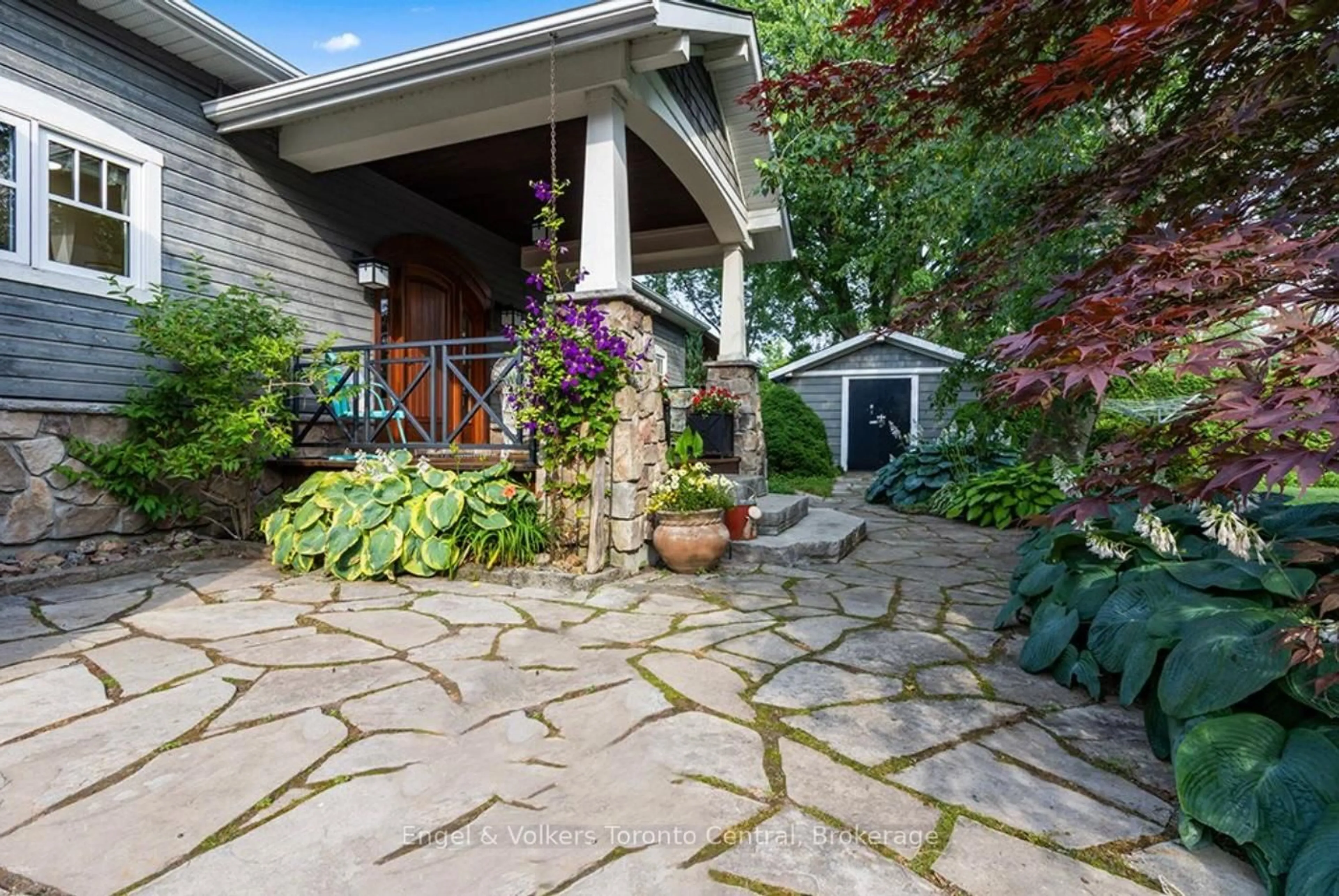 Patio, street for 19 Georgian Manor Dr, Collingwood Ontario L9Y 3Z1