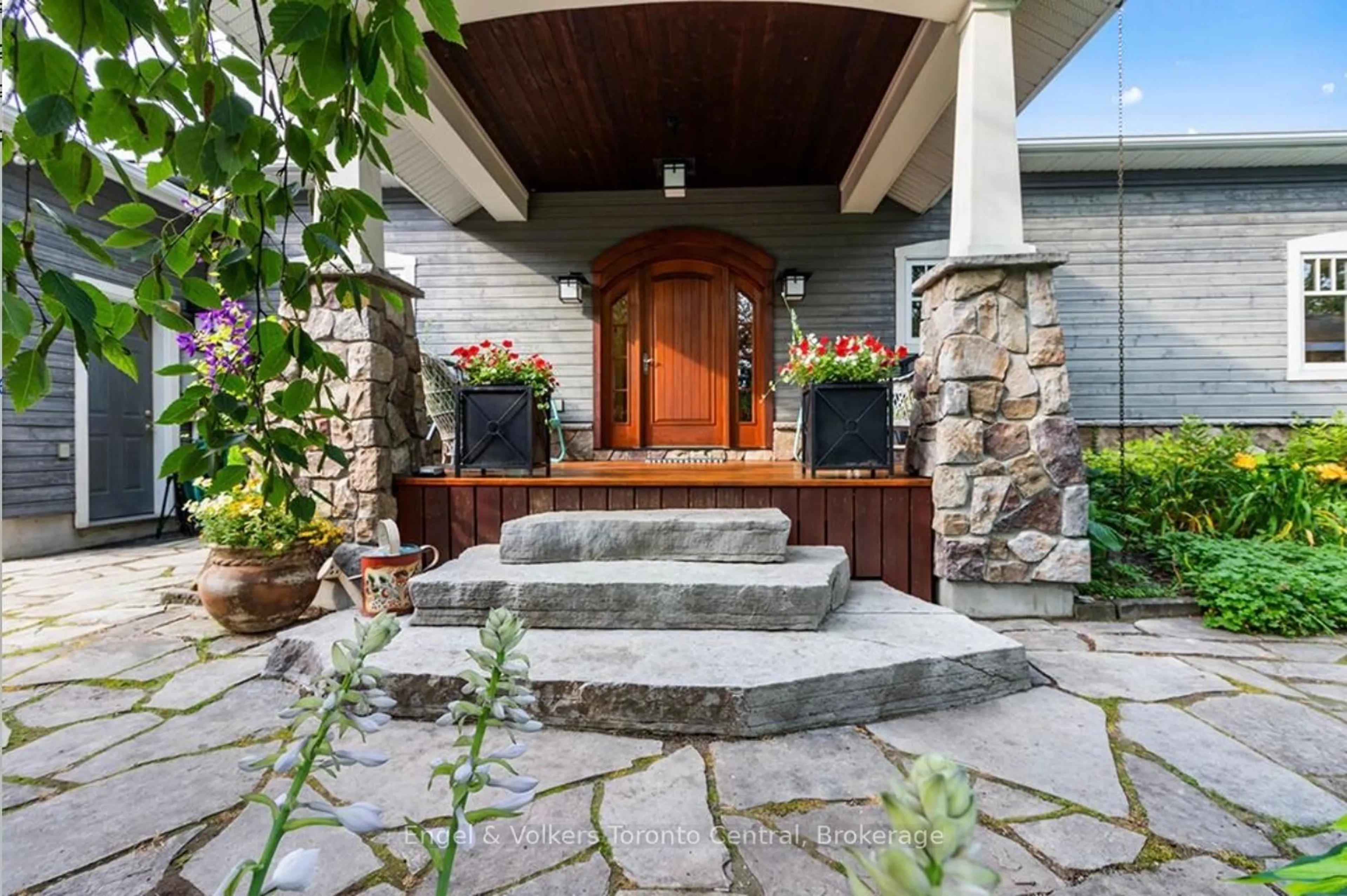 Indoor entryway for 19 Georgian Manor Dr, Collingwood Ontario L9Y 3Z1