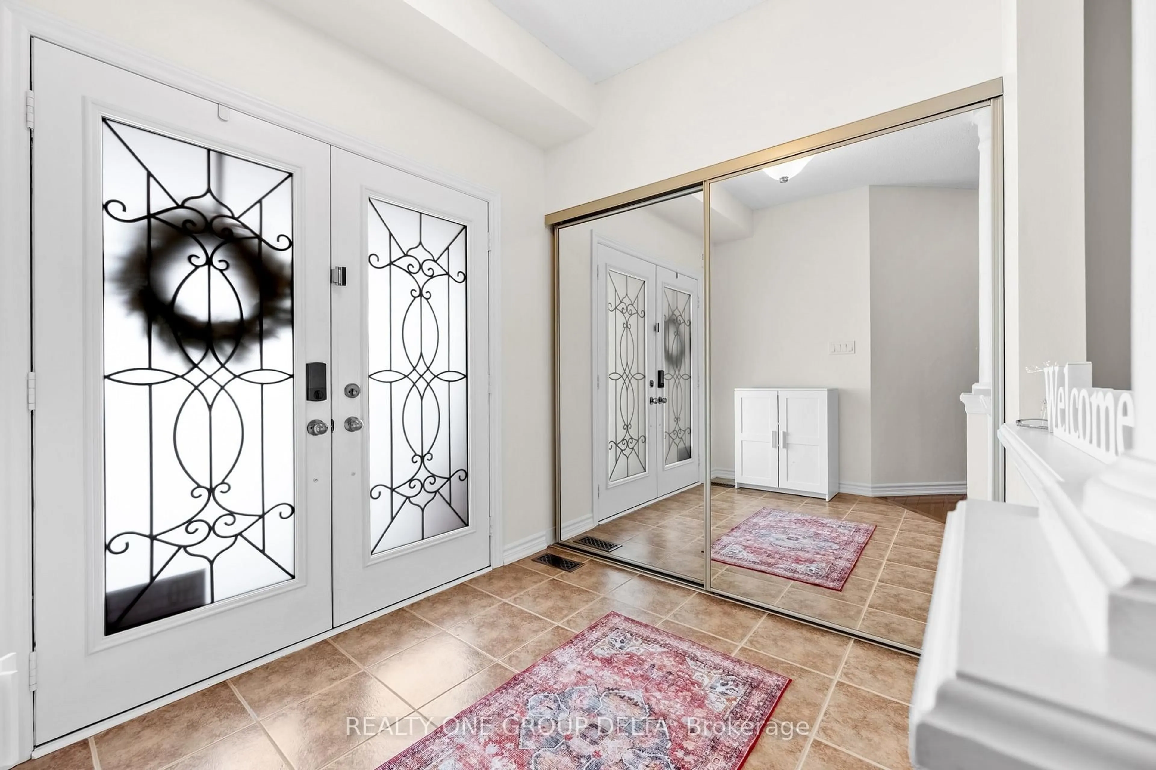 Indoor entryway for 8 Charlemagne Ave, Barrie Ontario L4M 0A9