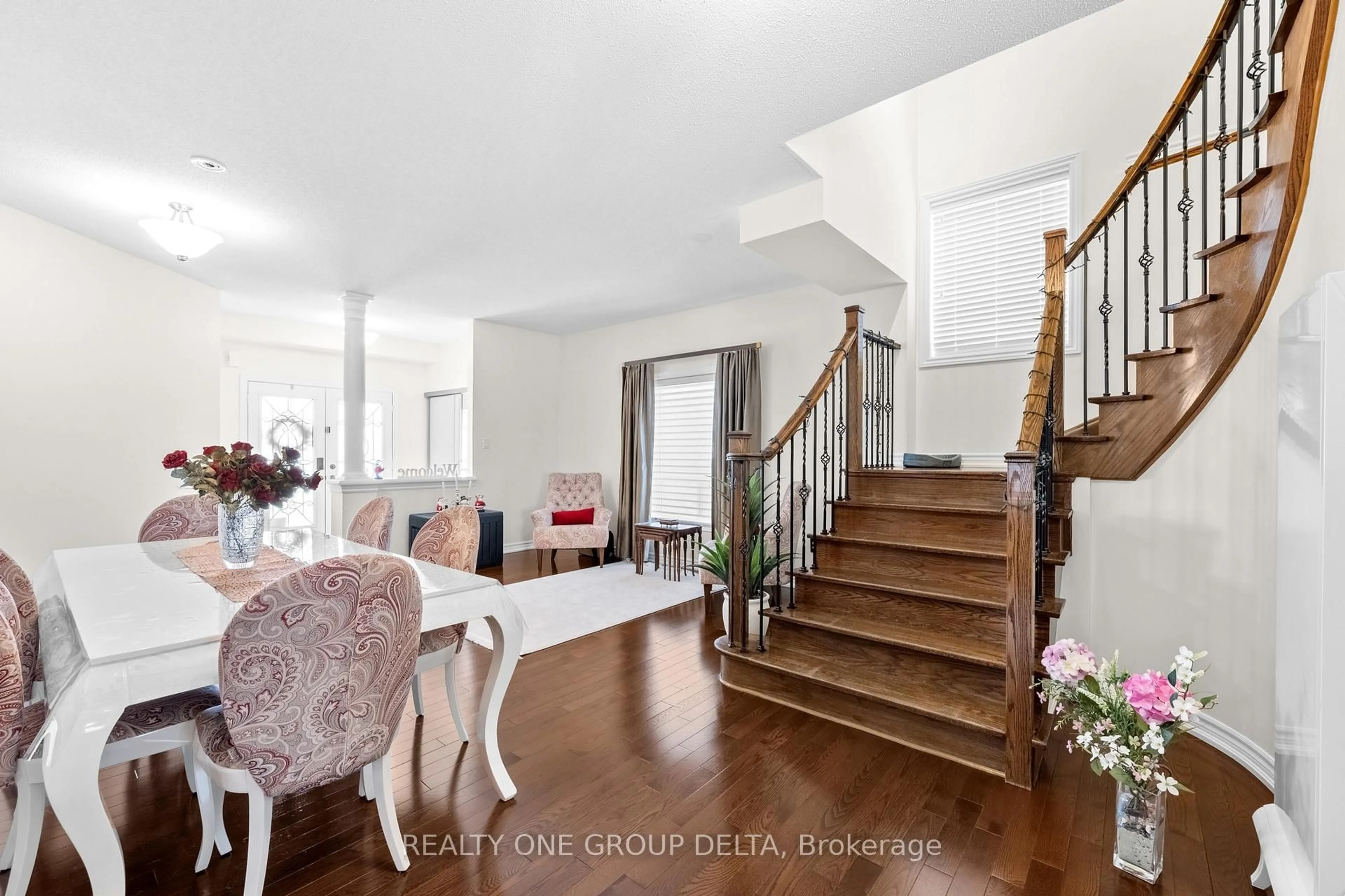 Indoor foyer for 8 Charlemagne Ave, Barrie Ontario L4M 0A9