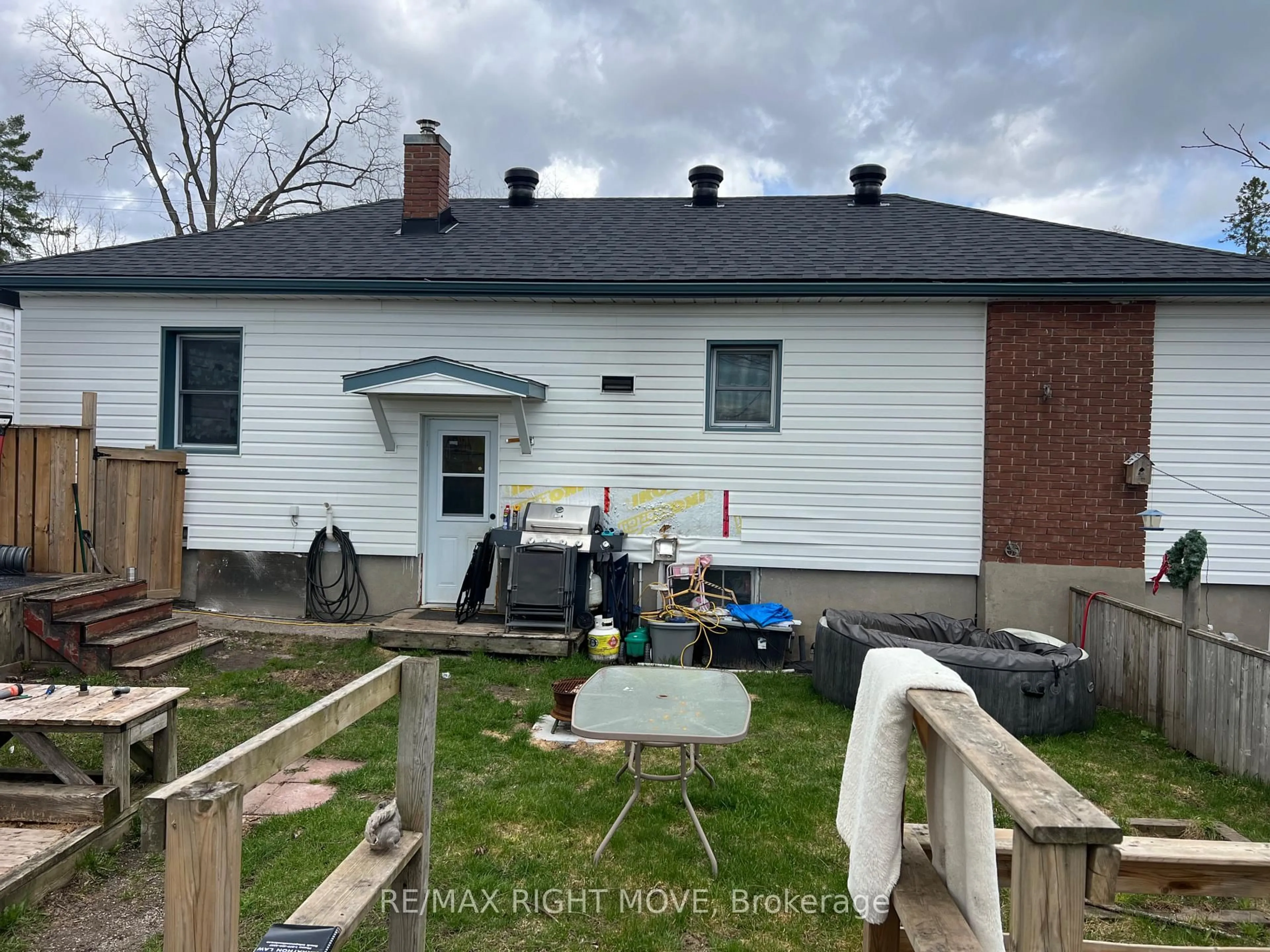 Unknown for 243 Mckinnell St, Orillia Ontario L3V 2W5