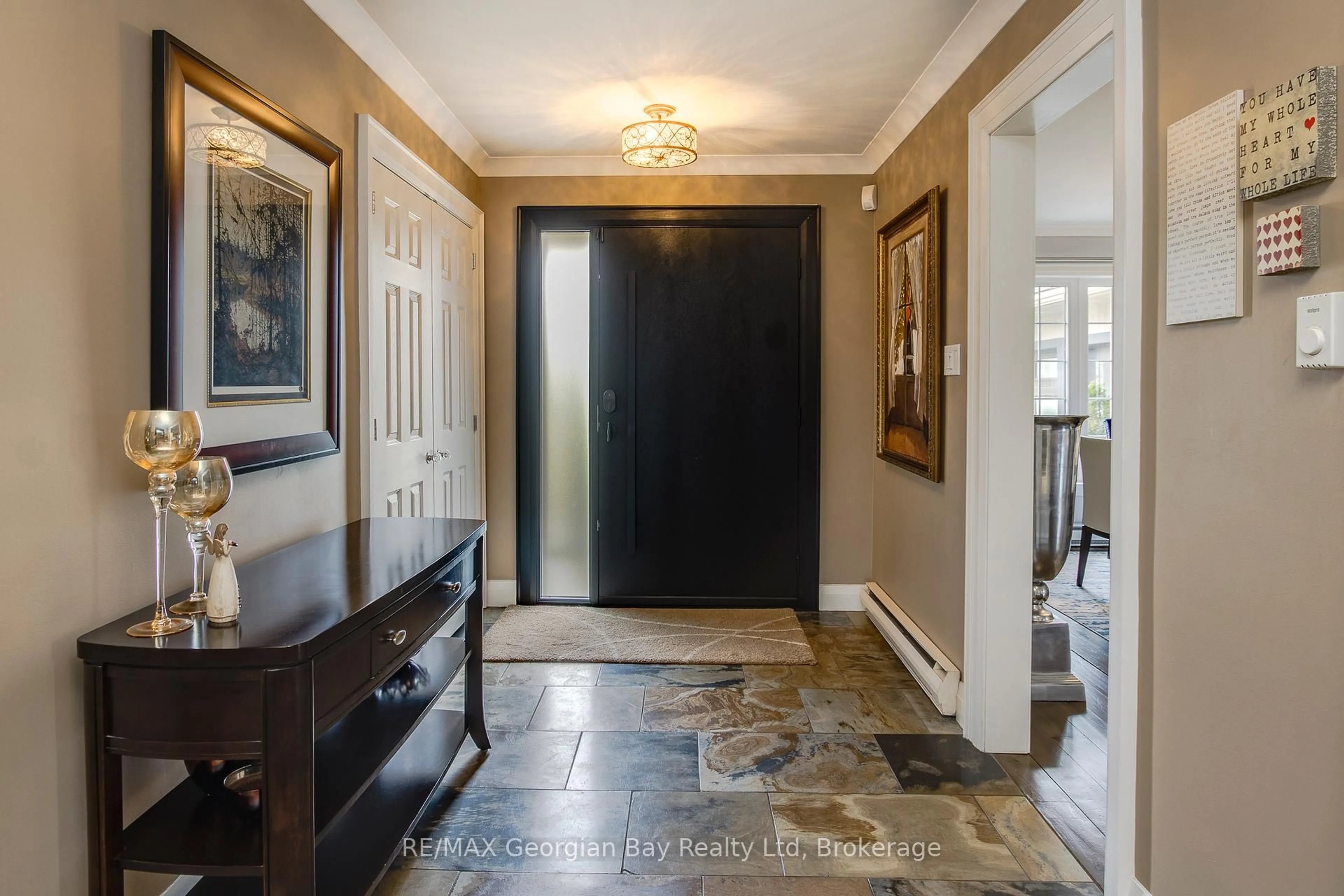 Indoor foyer for 736 Victoria St, Midland Ontario L4R 1B4
