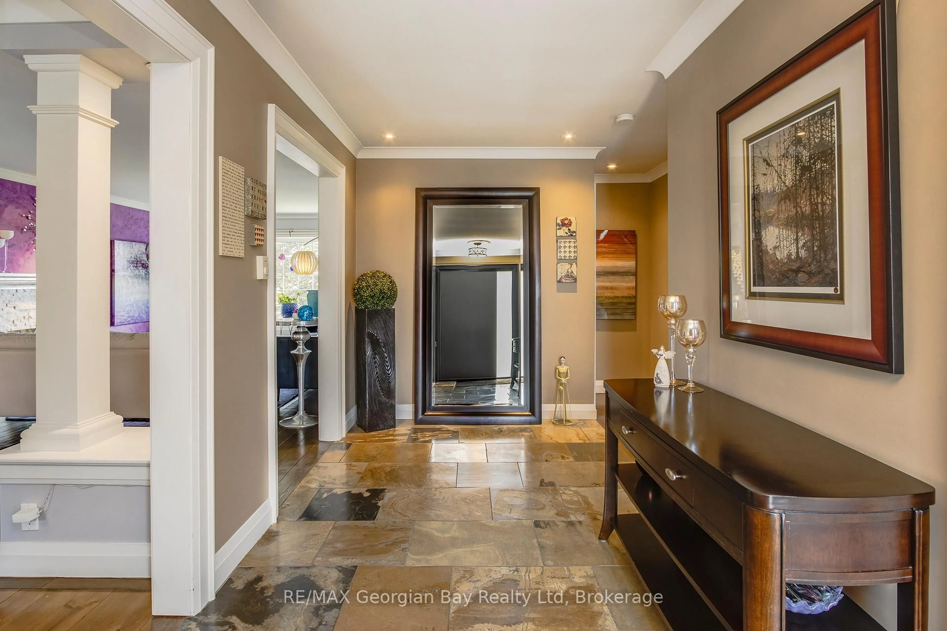 Indoor foyer for 736 Victoria St, Midland Ontario L4R 1B4