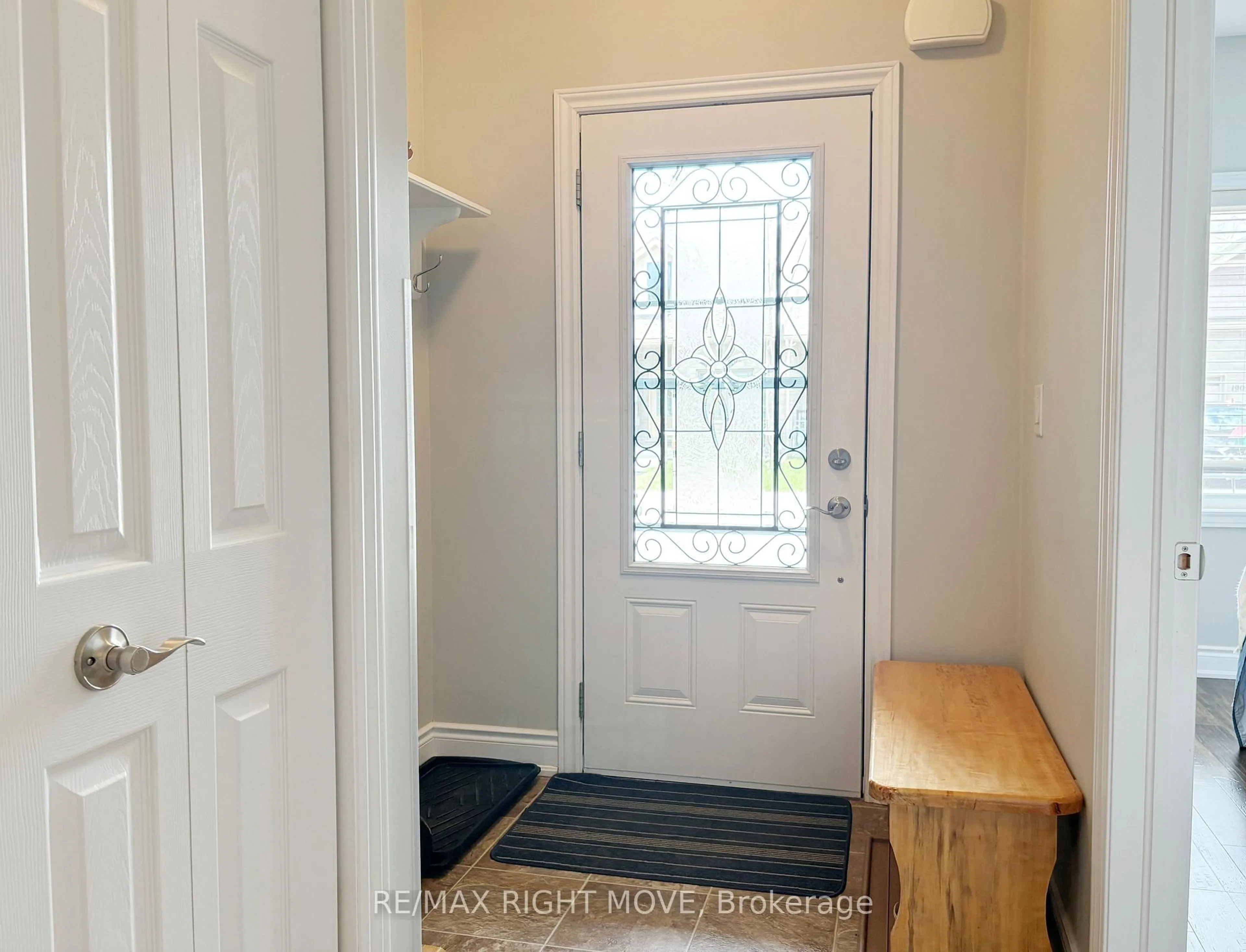 Indoor entryway for 195 Lucy Lane, Orillia Ontario L3V 0G3