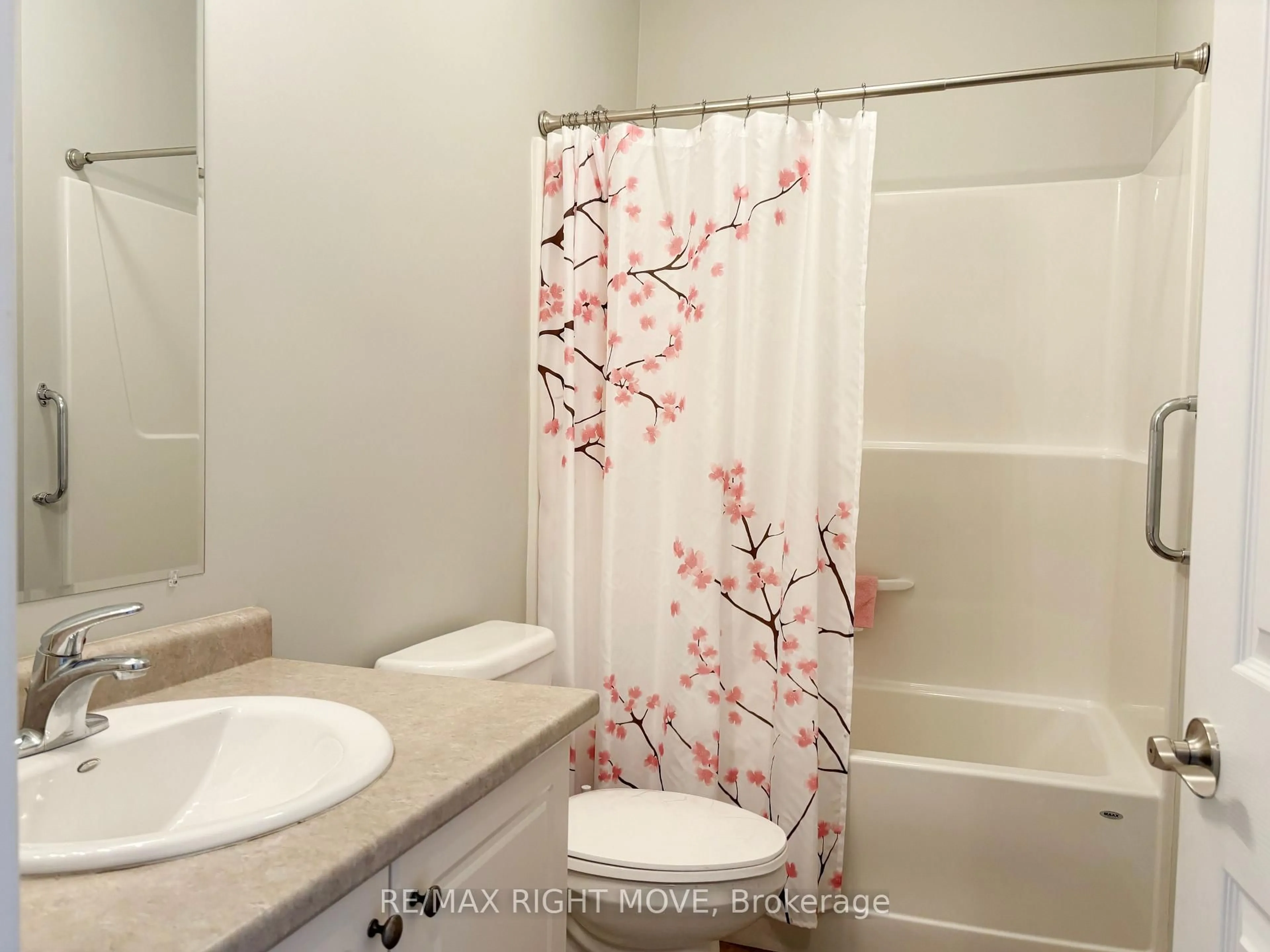 Standard bathroom, ceramic/tile floor for 195 Lucy Lane, Orillia Ontario L3V 0G3