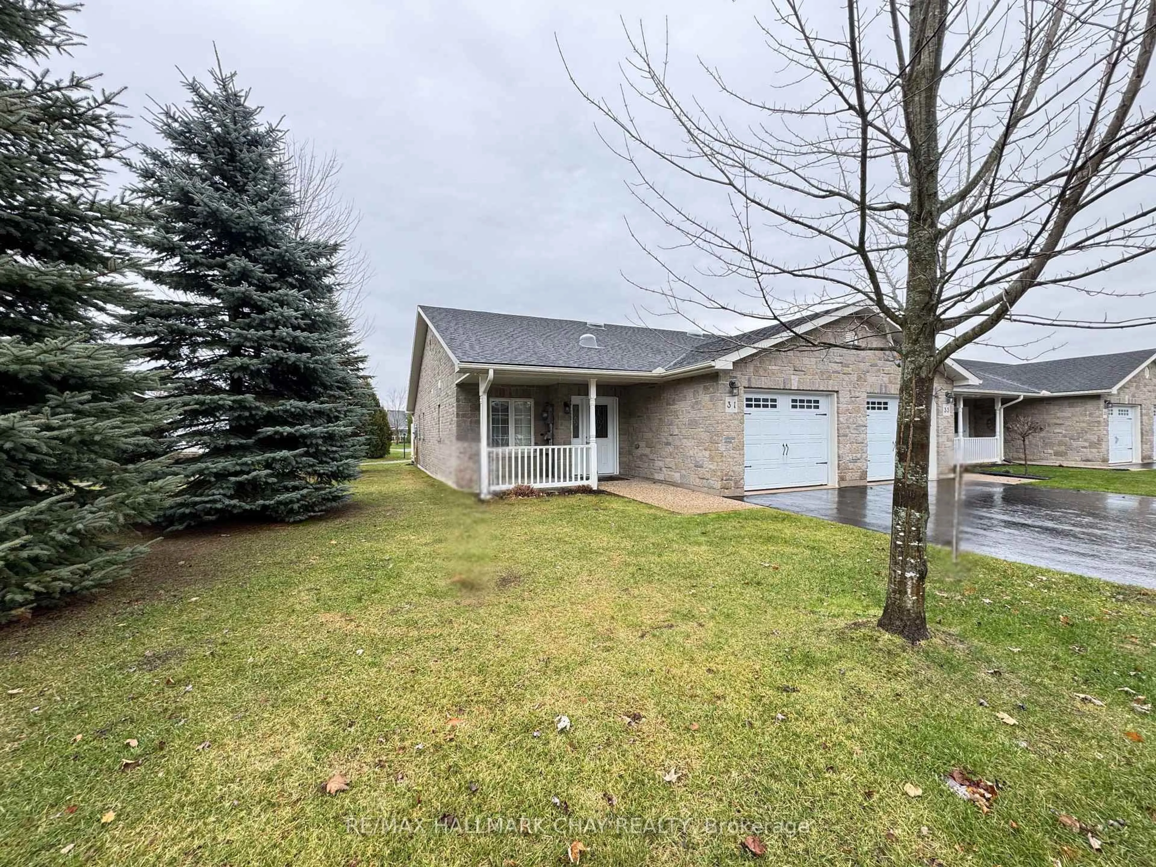 A pic from outside/outdoor area/front of a property/back of a property/a pic from drone, street for 31 Garden Grove Cres, Wasaga Beach Ontario L9Z 0E6