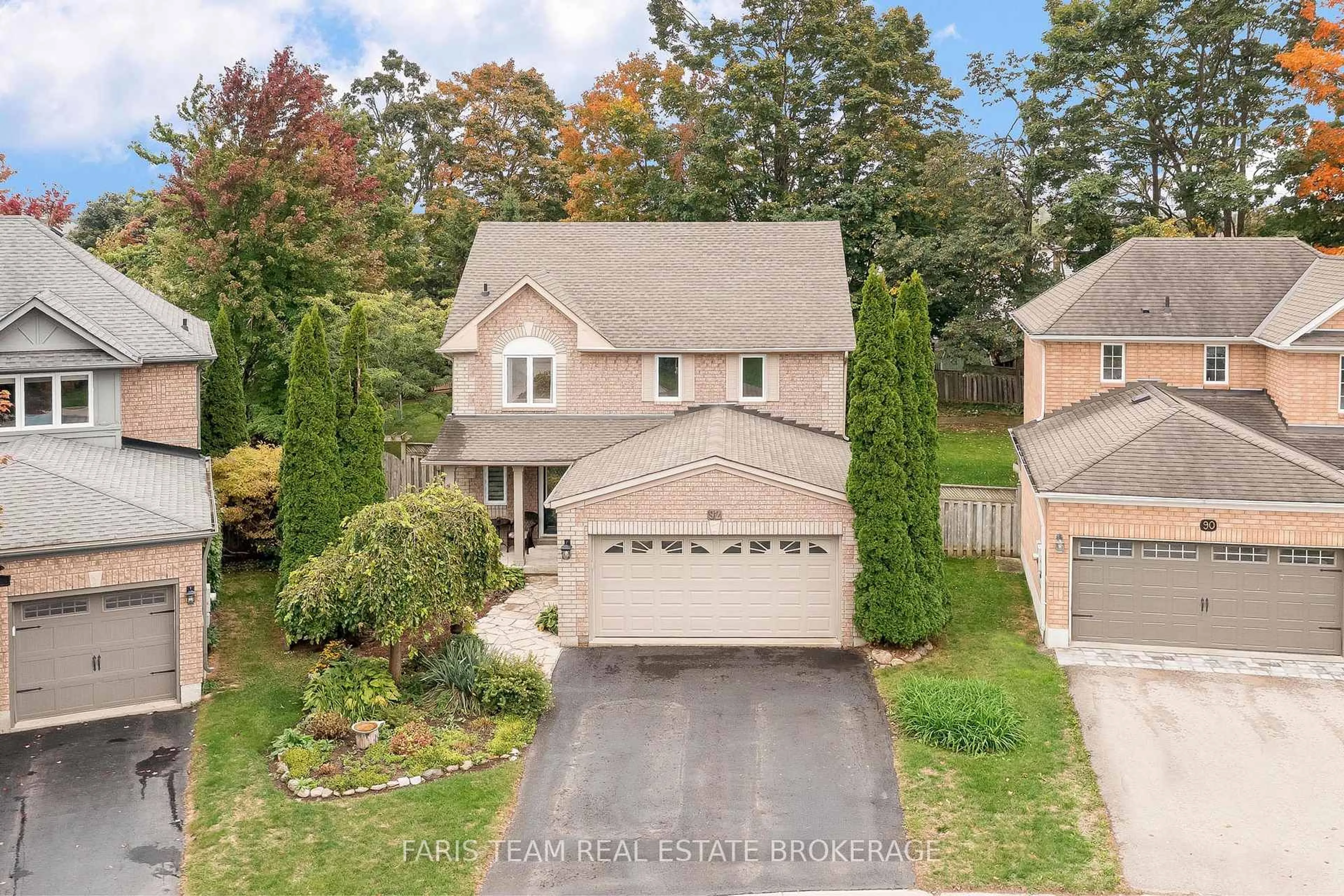 A pic from outside/outdoor area/front of a property/back of a property/a pic from drone, street for 92 Brighton Rd, Barrie Ontario L4M 6S3