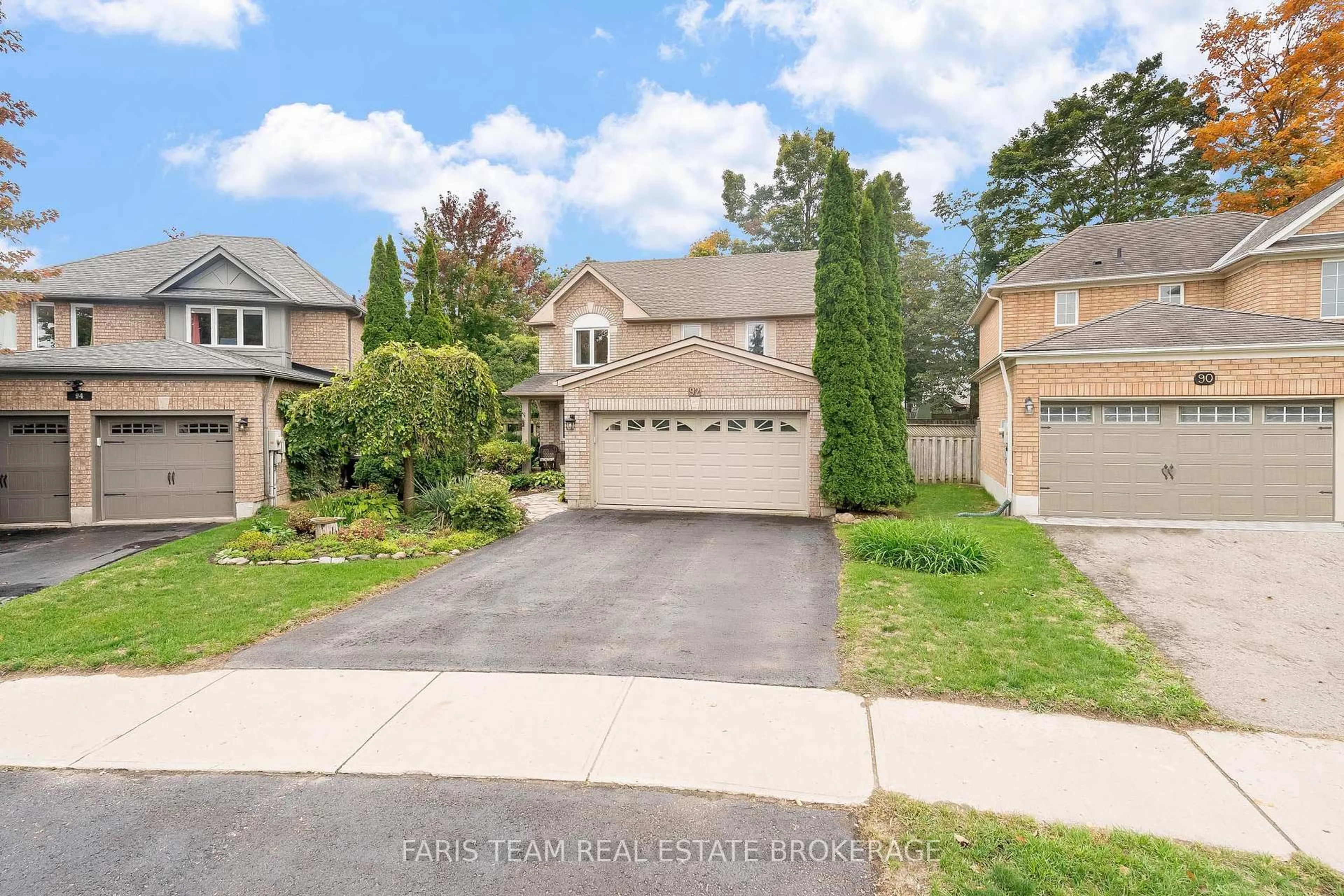 A pic from outside/outdoor area/front of a property/back of a property/a pic from drone, street for 92 Brighton Rd, Barrie Ontario L4M 6S3