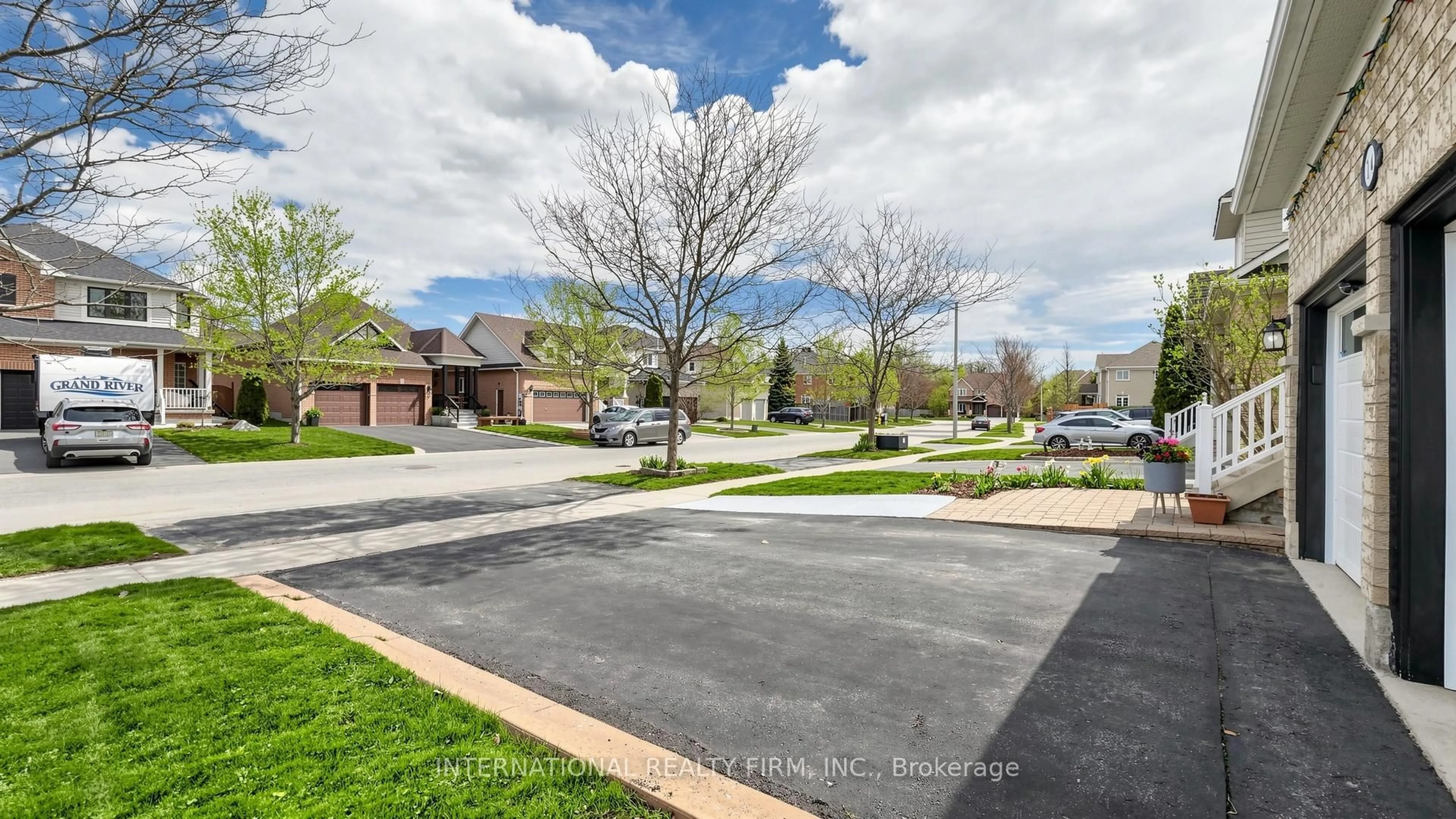 A pic from outside/outdoor area/front of a property/back of a property/a pic from drone, street for 14 Stuart Ave, Barrie Ontario L4M 0A1