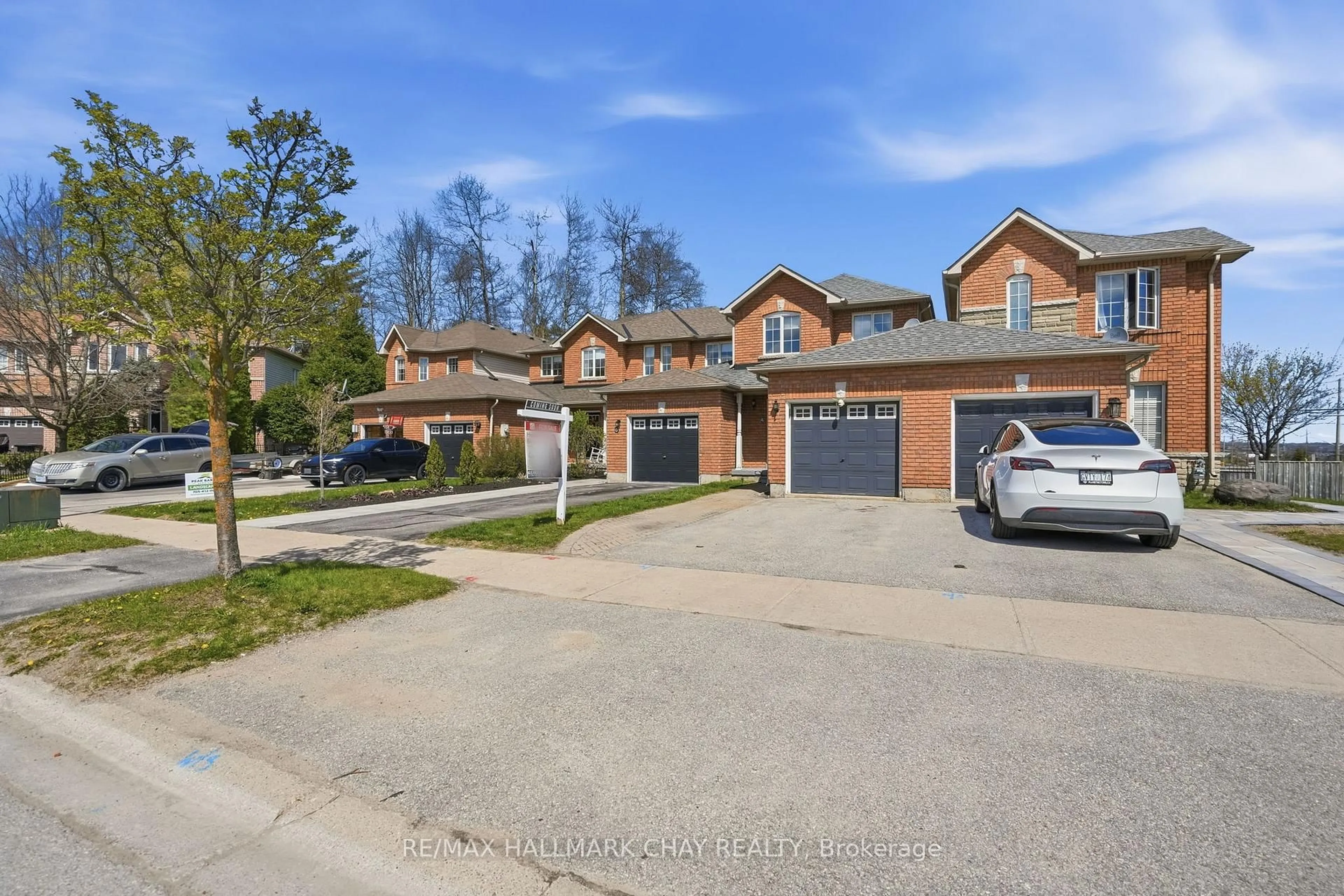 A pic from outside/outdoor area/front of a property/back of a property/a pic from drone, street for 4 Hawthorne Cres, Barrie Ontario L4N 8K1