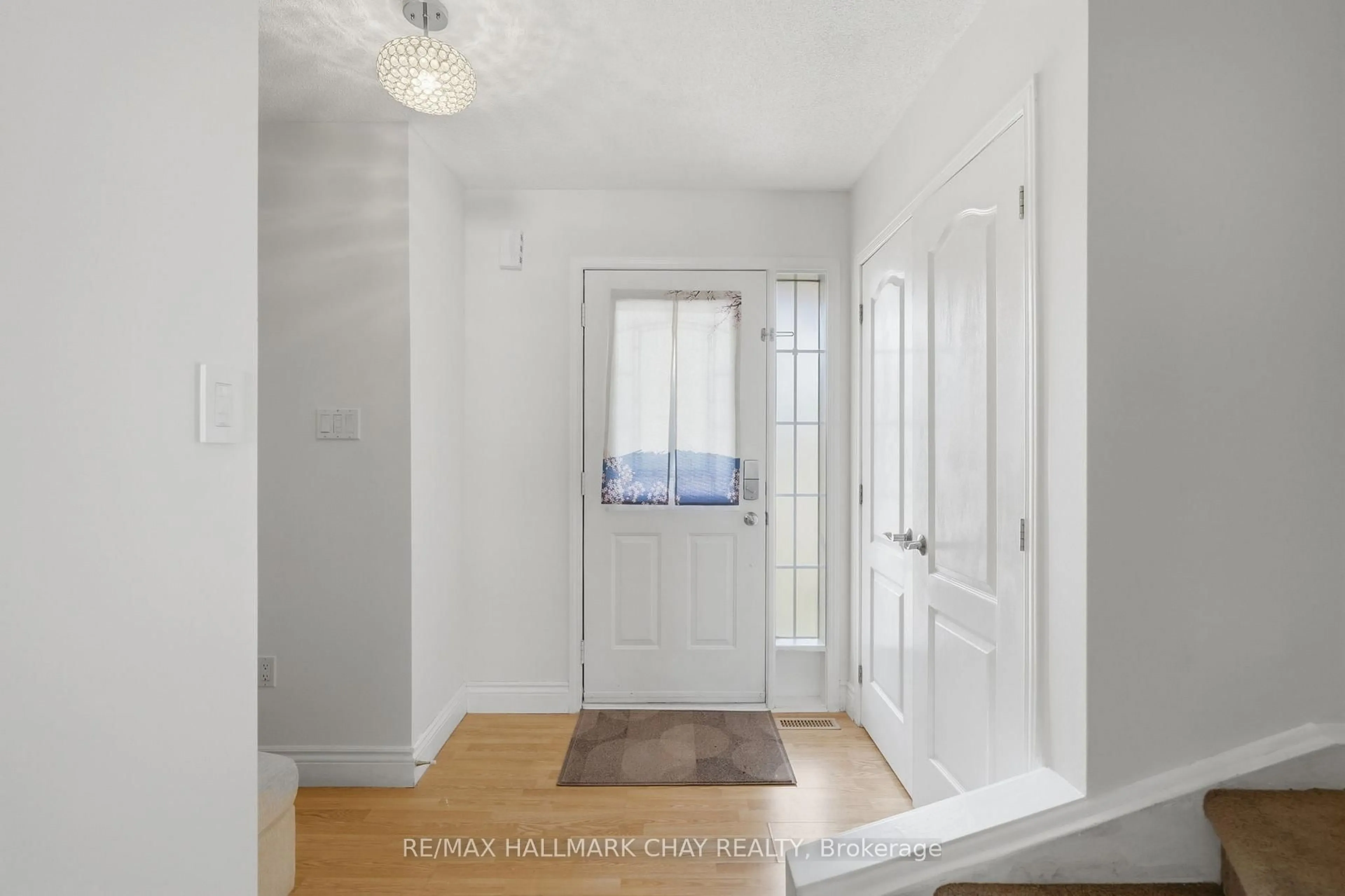 Indoor entryway for 4 Hawthorne Cres, Barrie Ontario L4N 8K1