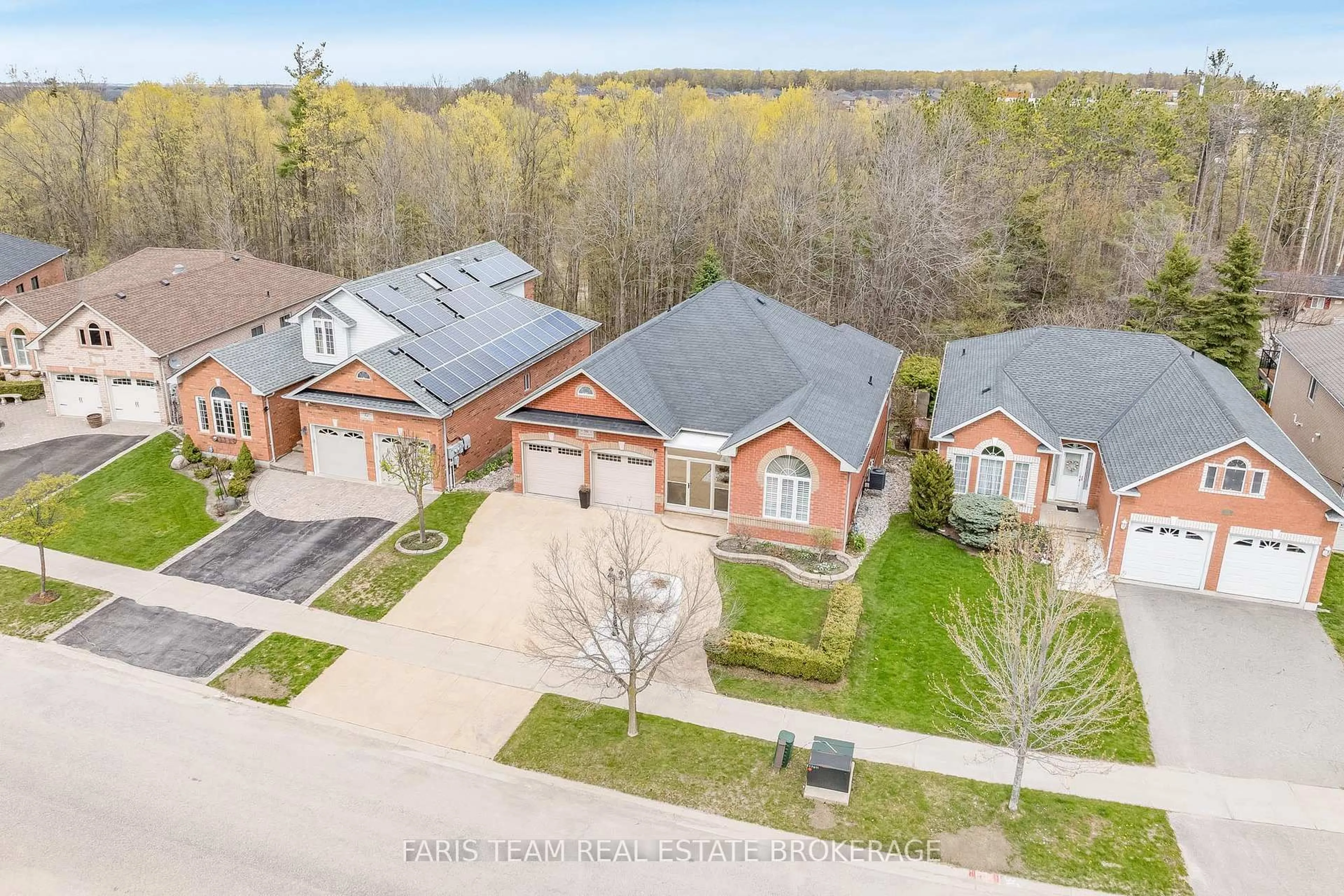 A pic from outside/outdoor area/front of a property/back of a property/a pic from drone, street for 56 Edwards Dr, Barrie Ontario L4N 9K8