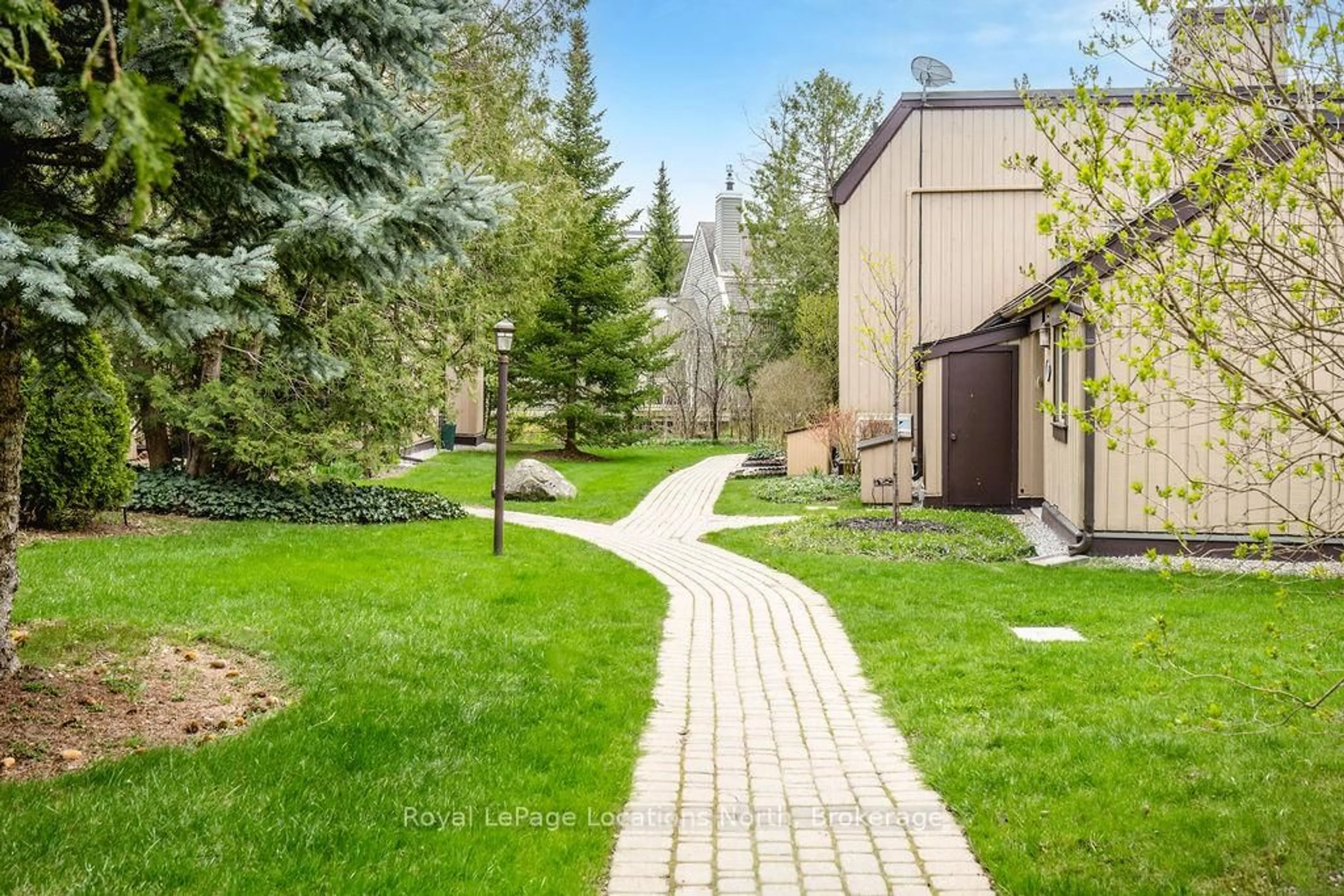 Patio, street for 112 Escarpment Cres, Collingwood Ontario L9Y 5B4