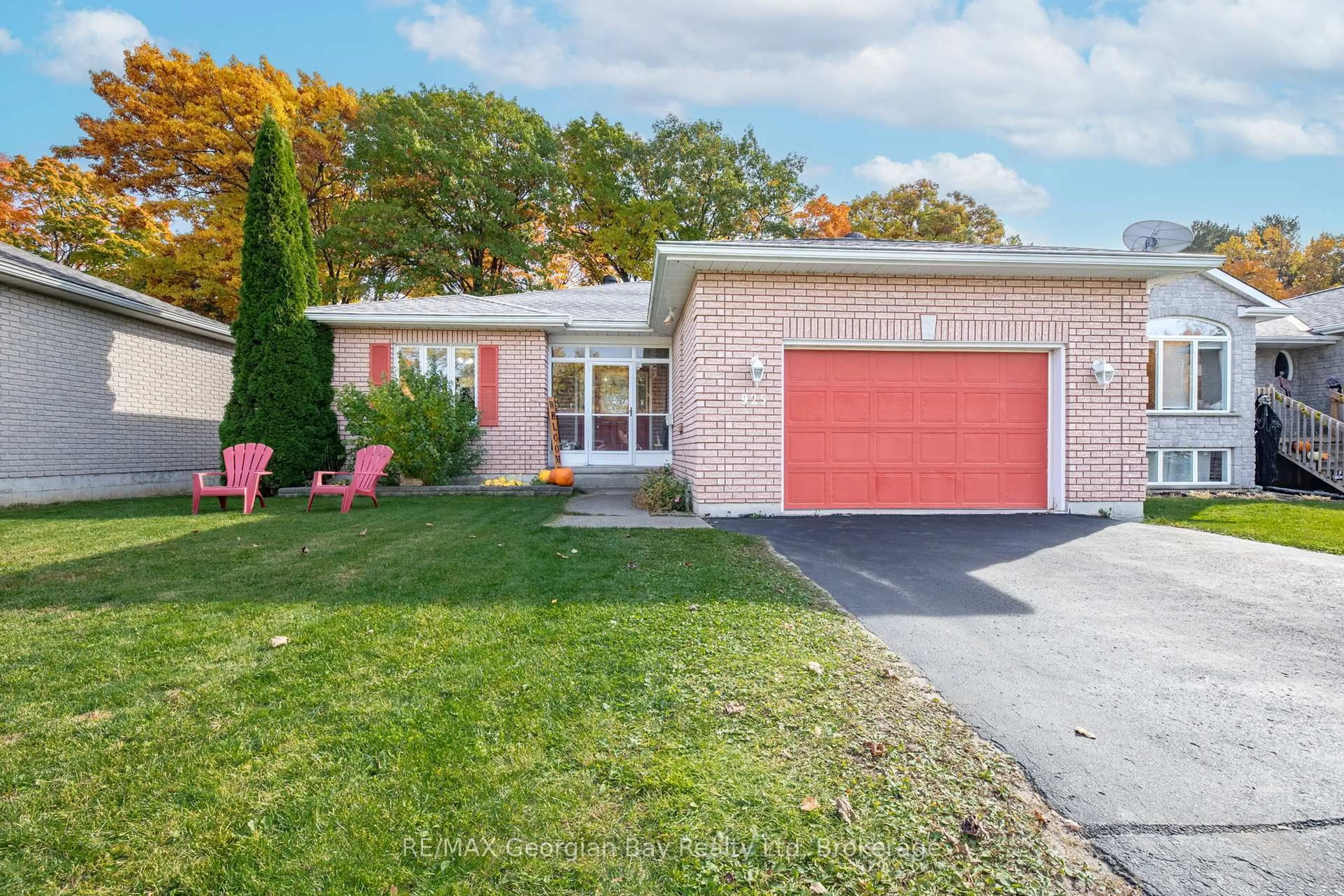 Home with brick exterior material, street for 925 Dominion Ave, Midland Ontario L4R 4W2