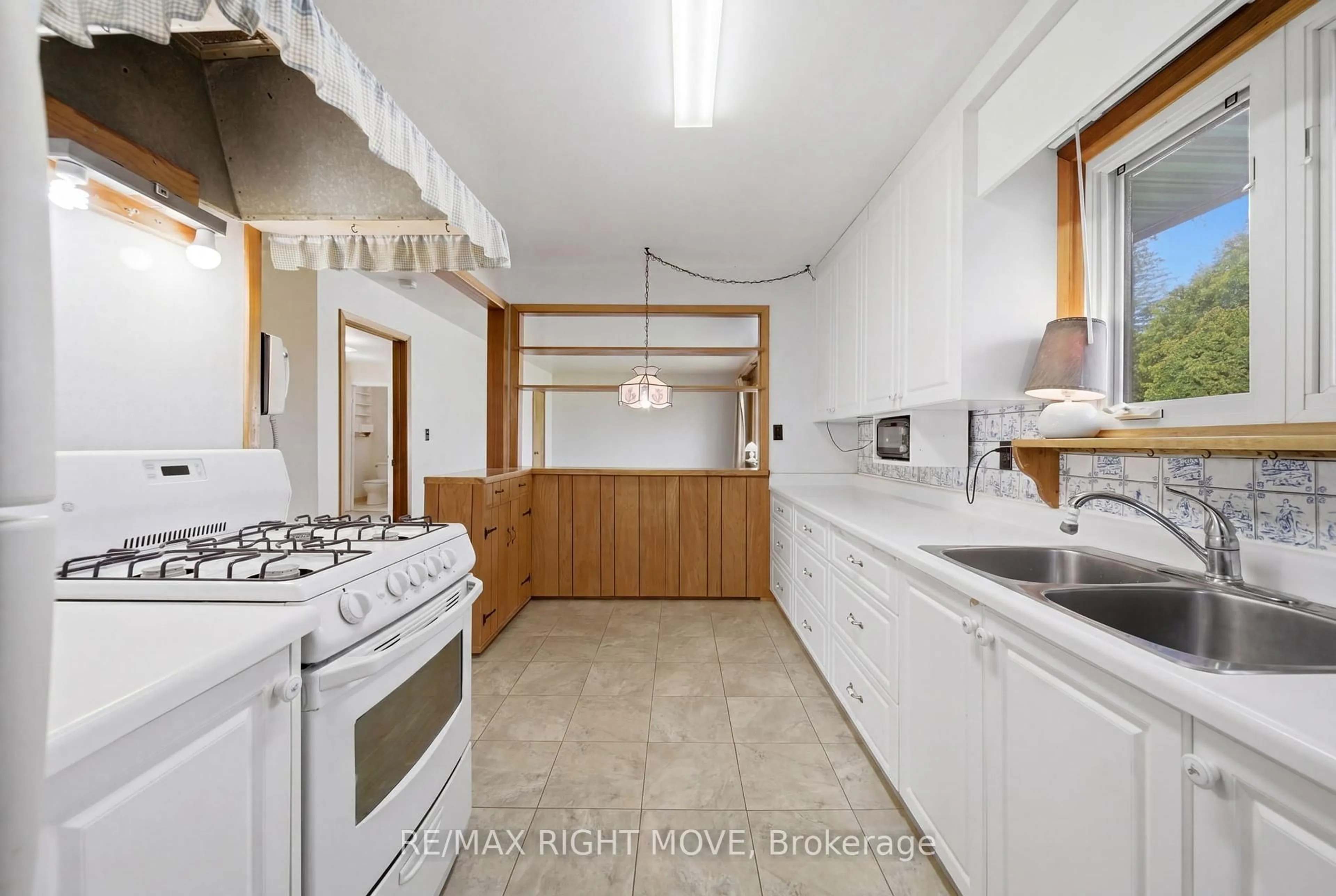 Standard kitchen, ceramic/tile floor for 23A George St, Orillia Ontario L3V 2V4