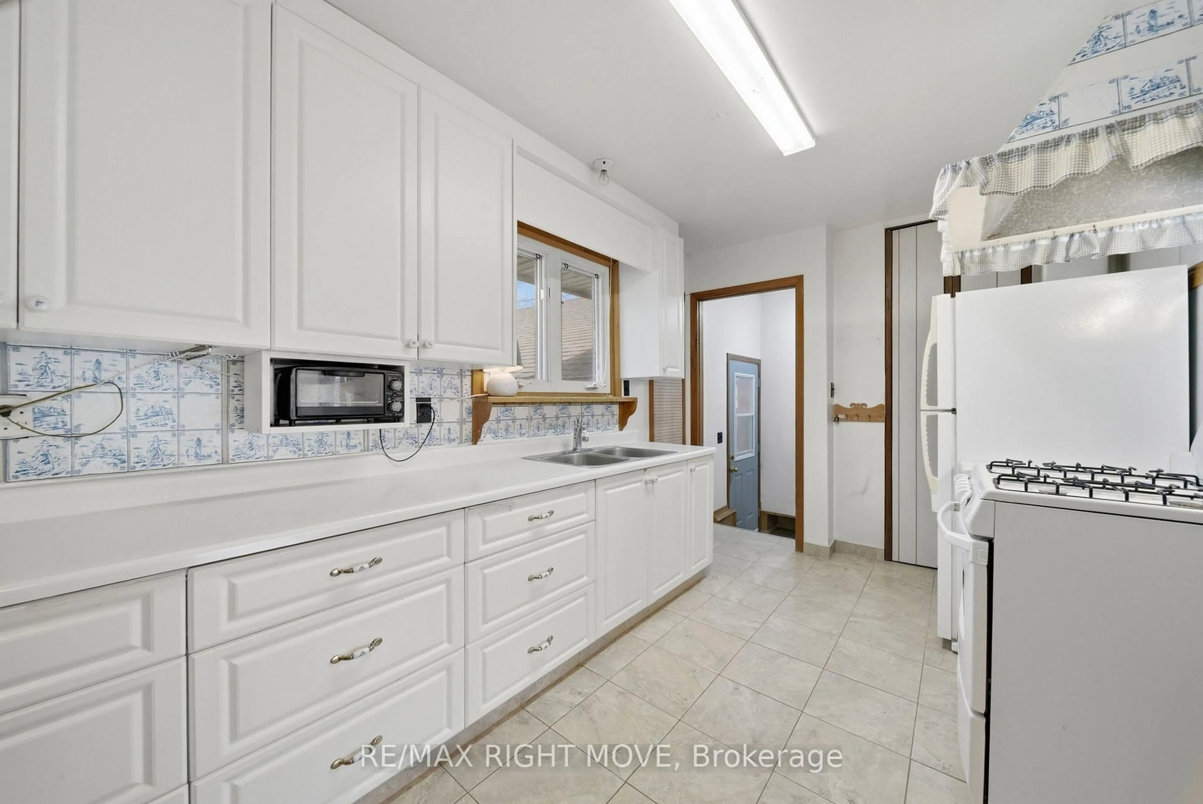 Kitchen with laundary machines, ceramic/tile floor for 23A George St, Orillia Ontario L3V 2V4