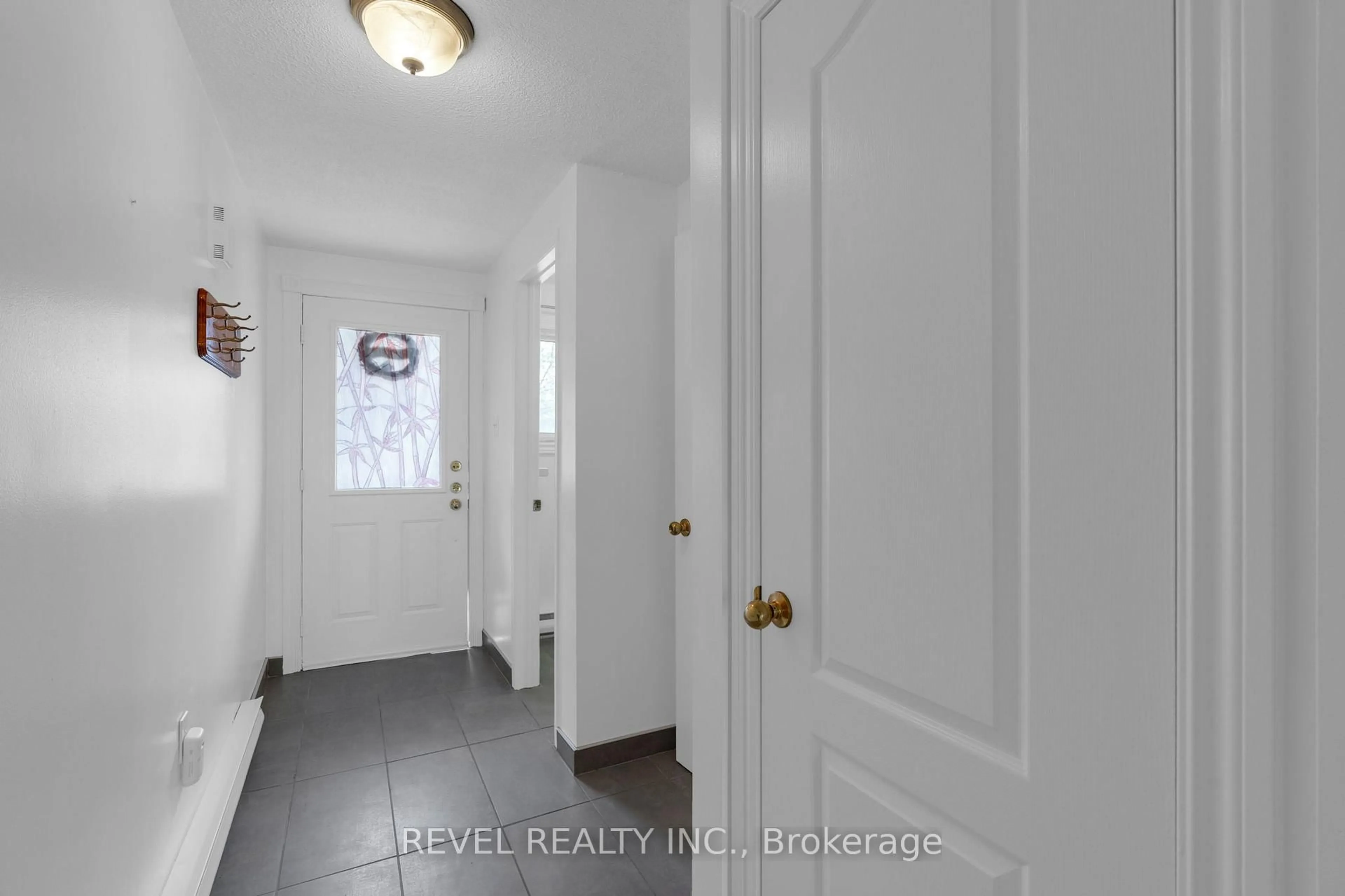 Indoor entryway for 16 QUAIL Cres, Barrie Ontario L4N 6X1