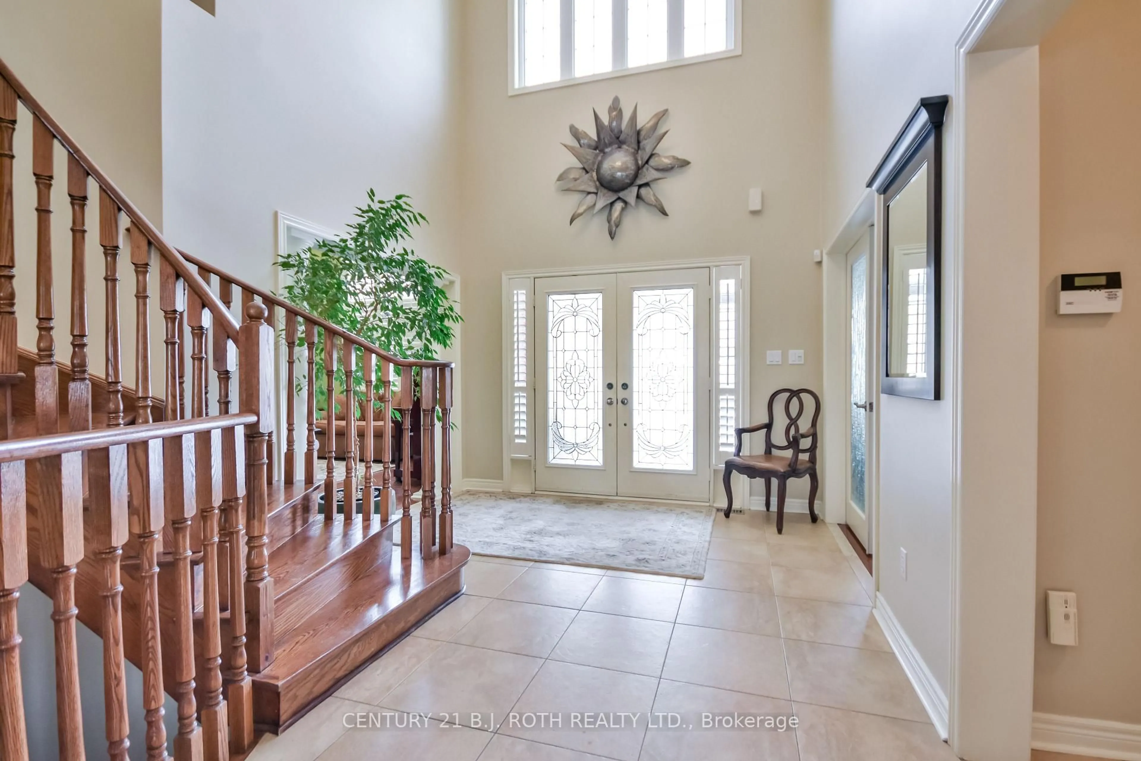 Indoor entryway for 38 Camelot Sq, Barrie Ontario L4M 0C3