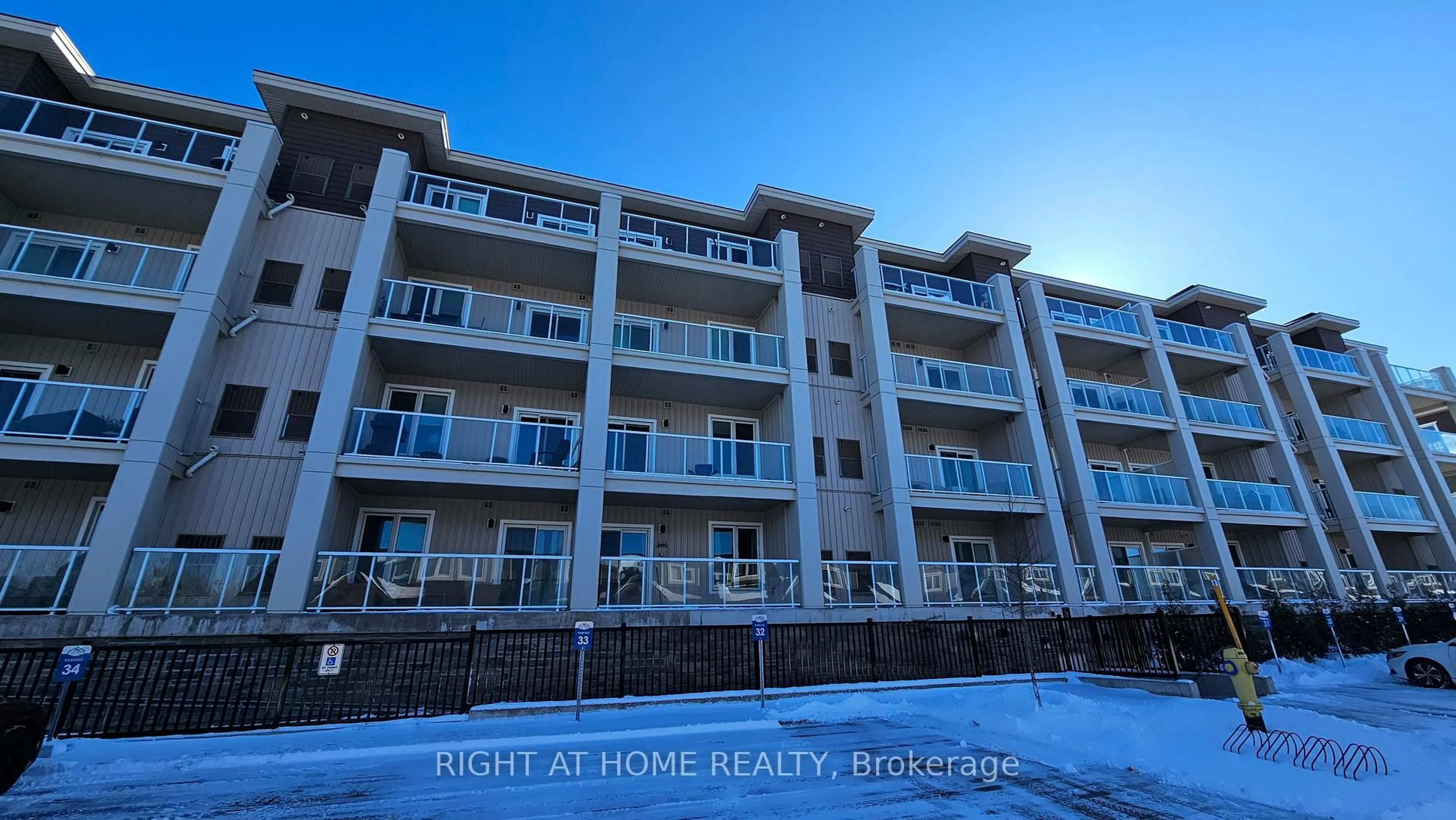 A pic from outside/outdoor area/front of a property/back of a property/a pic from drone, building for 5 SPOONER Cres #314, Collingwood Ontario L9Y 1T3