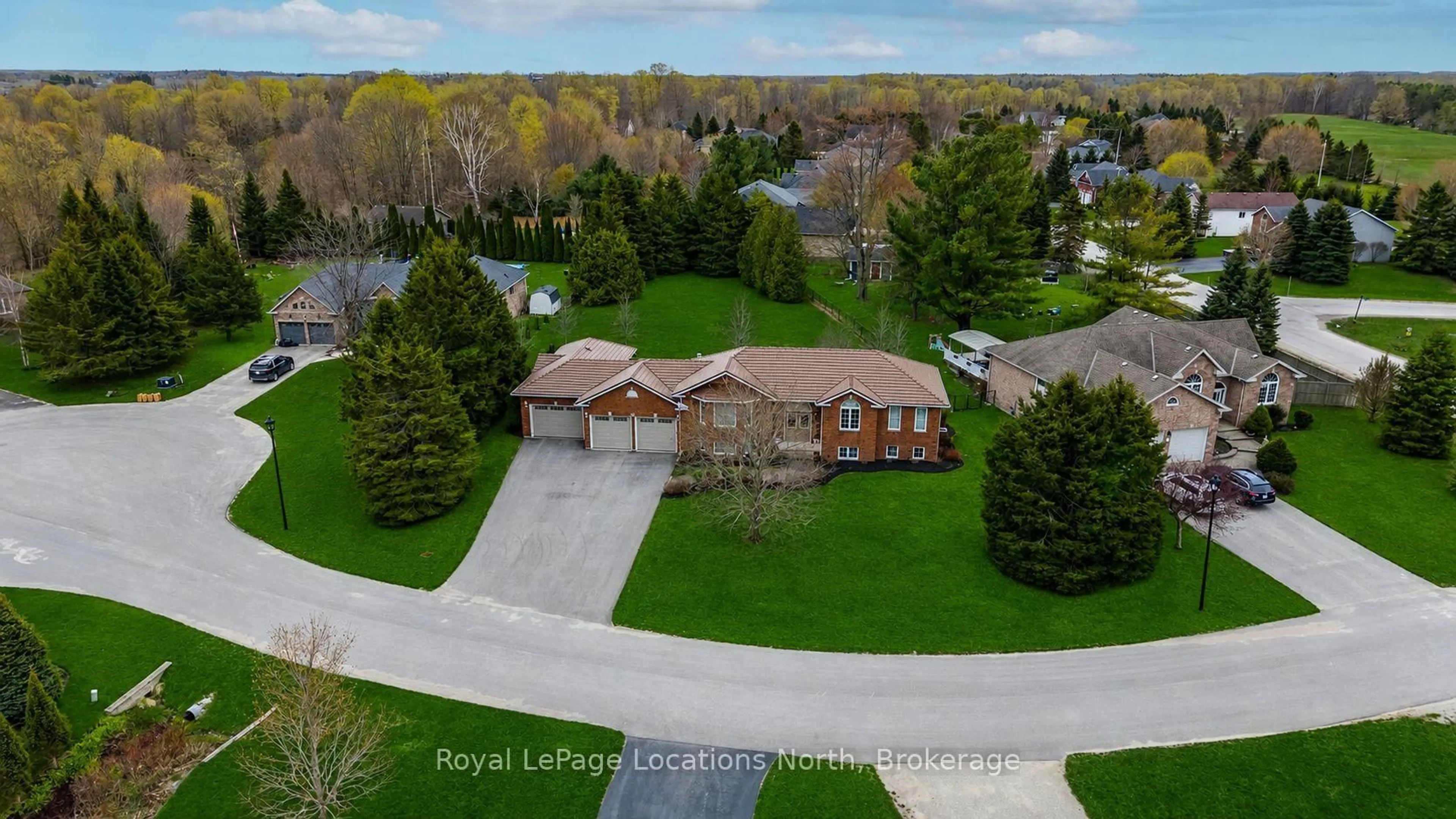 A pic from outside/outdoor area/front of a property/back of a property/a pic from drone, street for 4 Hillier Crt, Wasaga Beach Ontario L9Z 1J8