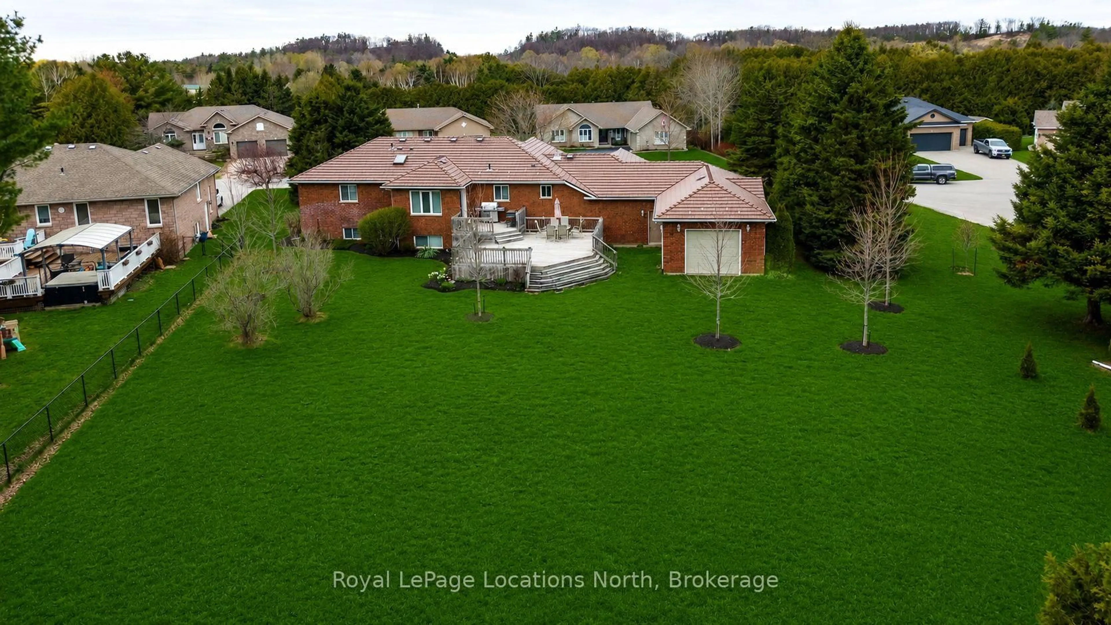 A pic from outside/outdoor area/front of a property/back of a property/a pic from drone, water/lake/river/ocean view for 4 Hillier Crt, Wasaga Beach Ontario L9Z 1J8