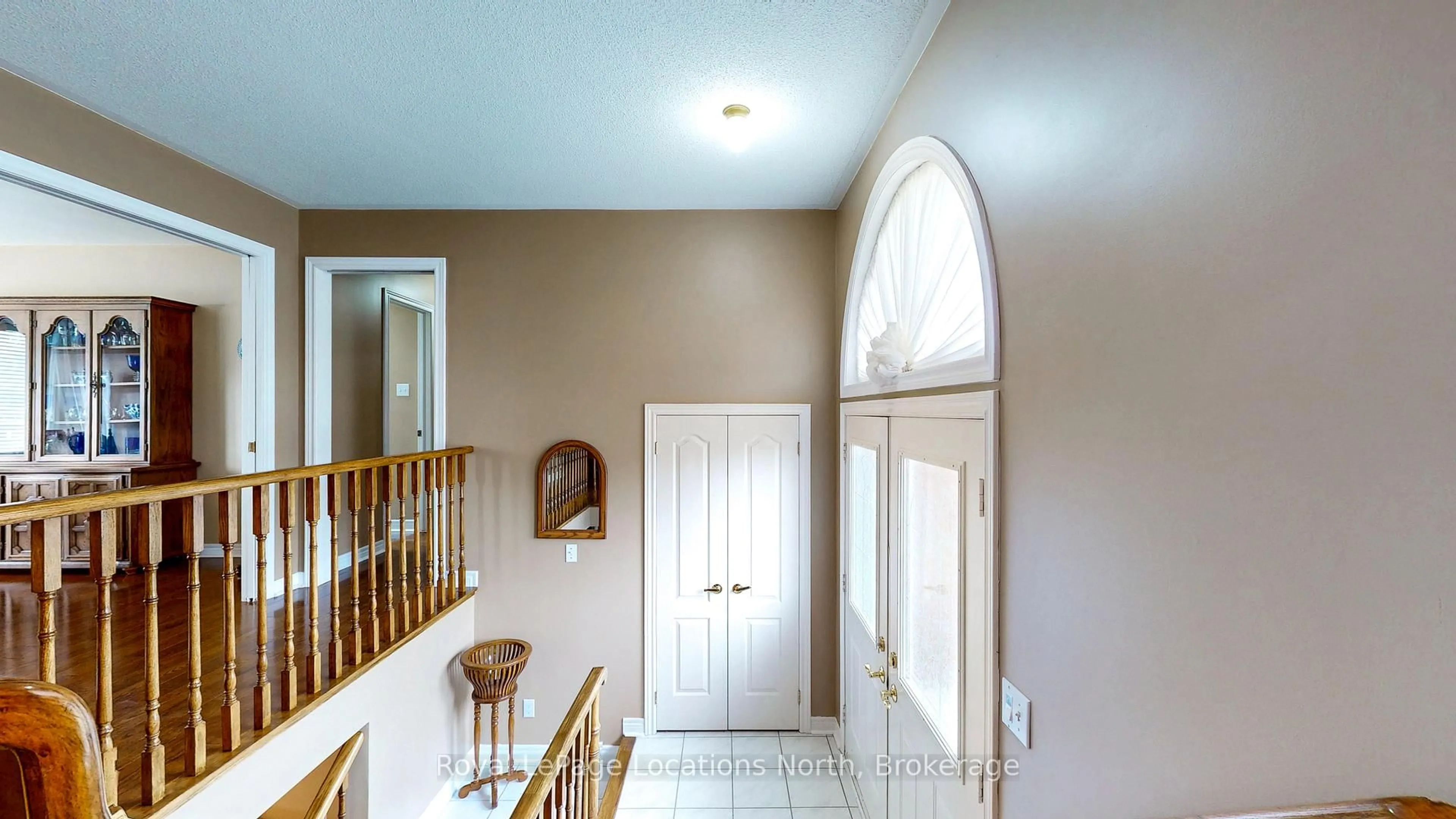 Indoor entryway for 4 Hillier Crt, Wasaga Beach Ontario L9Z 1J8